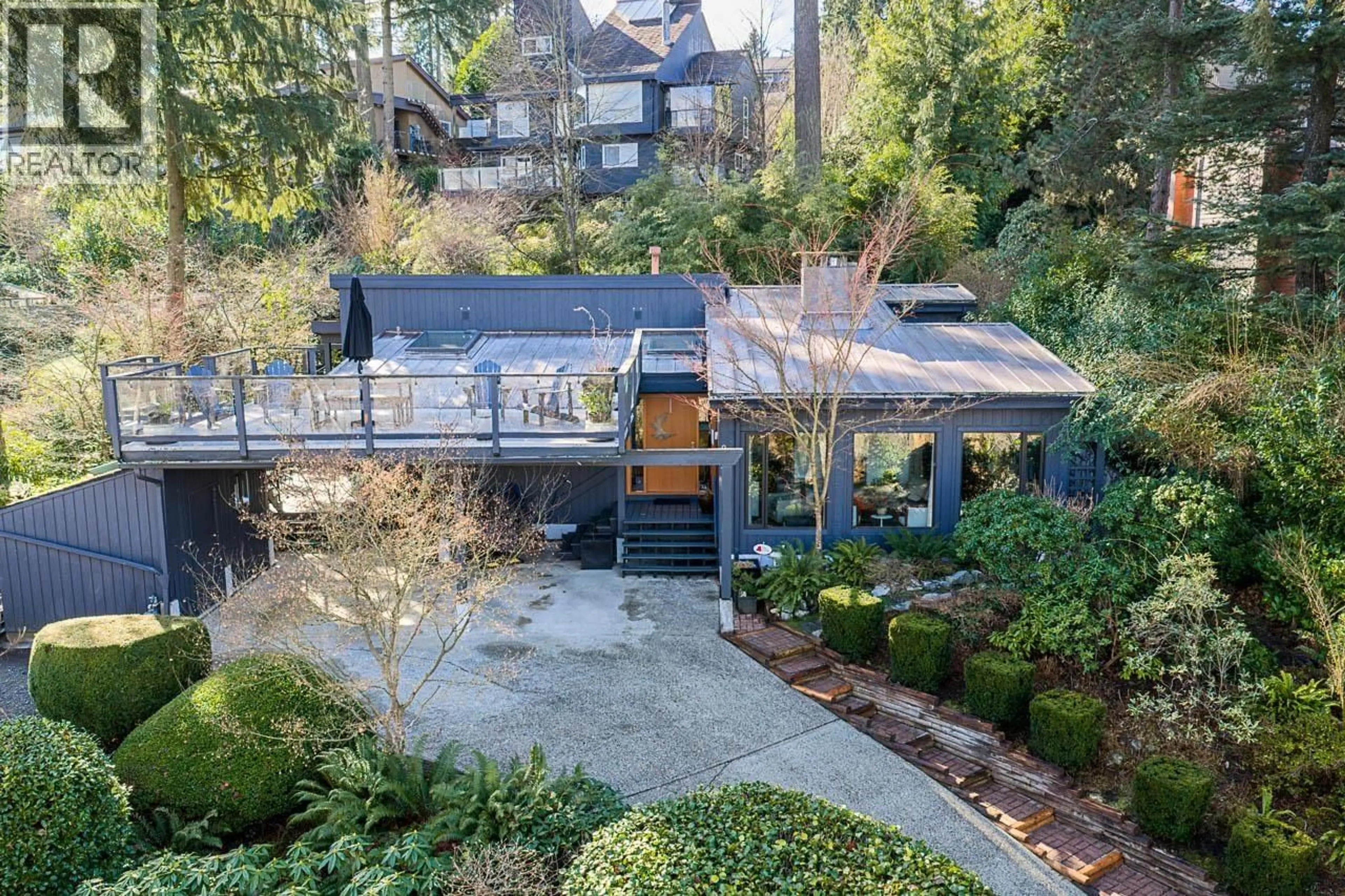 A pic from outside/outdoor area/front of a property/back of a property/a pic from drone, street for 814 WASHINGTON DRIVE, Port Moody British Columbia V3H3K8