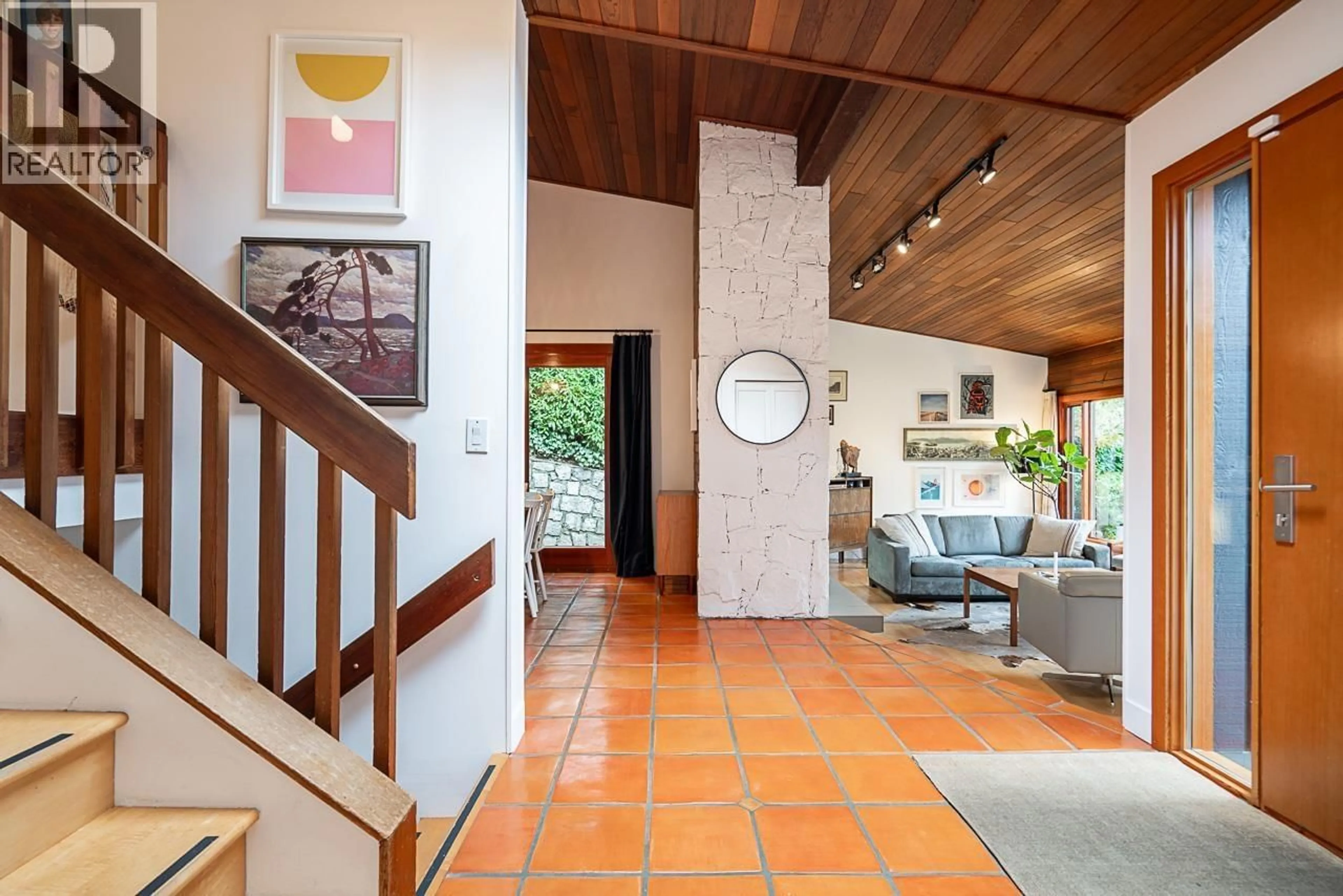 Indoor foyer for 814 WASHINGTON DRIVE, Port Moody British Columbia V3H3K8