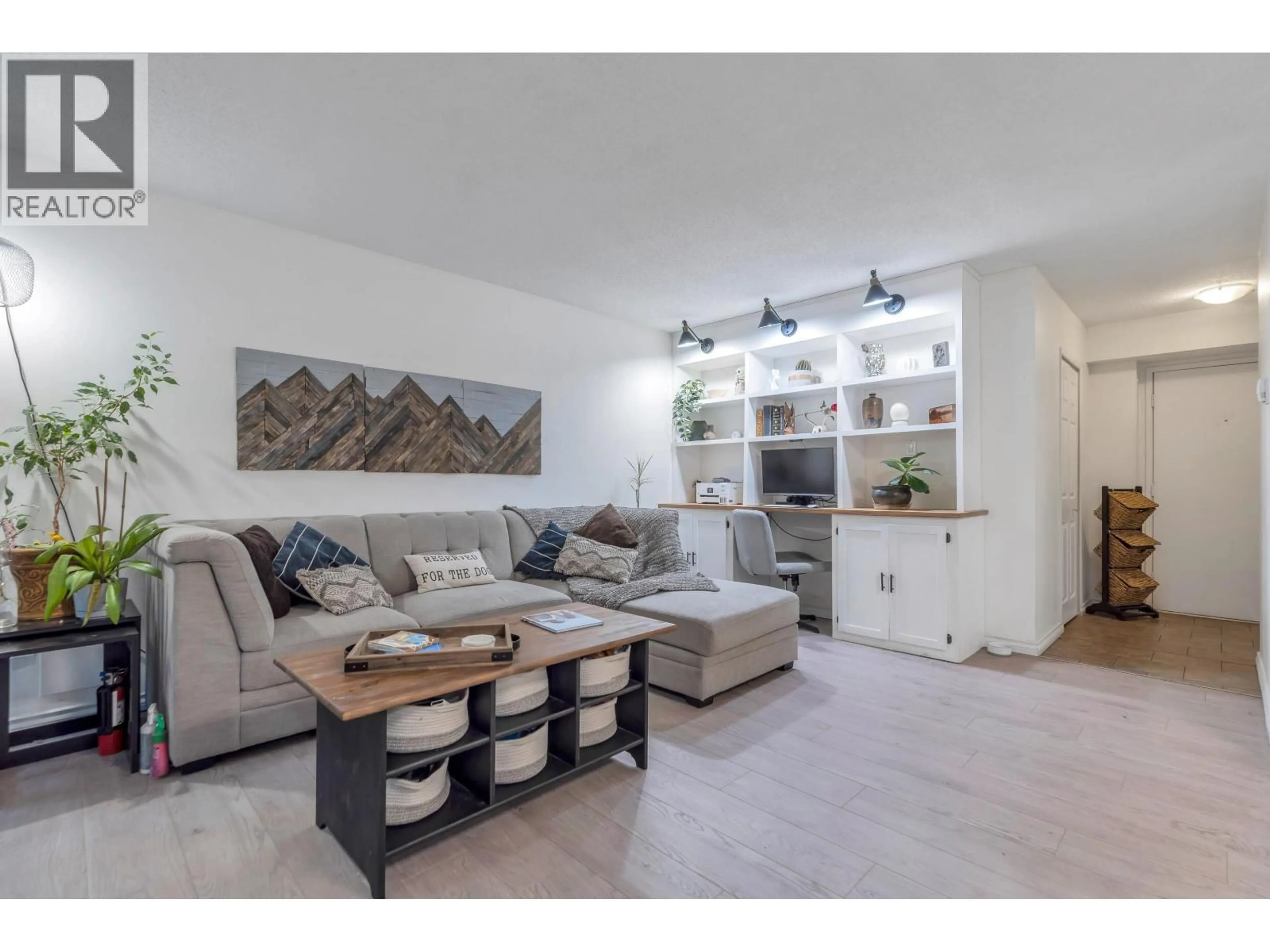 Living room with furniture, unknown for 501 - 3771 BARTLETT COURT, Burnaby British Columbia V3J7G8