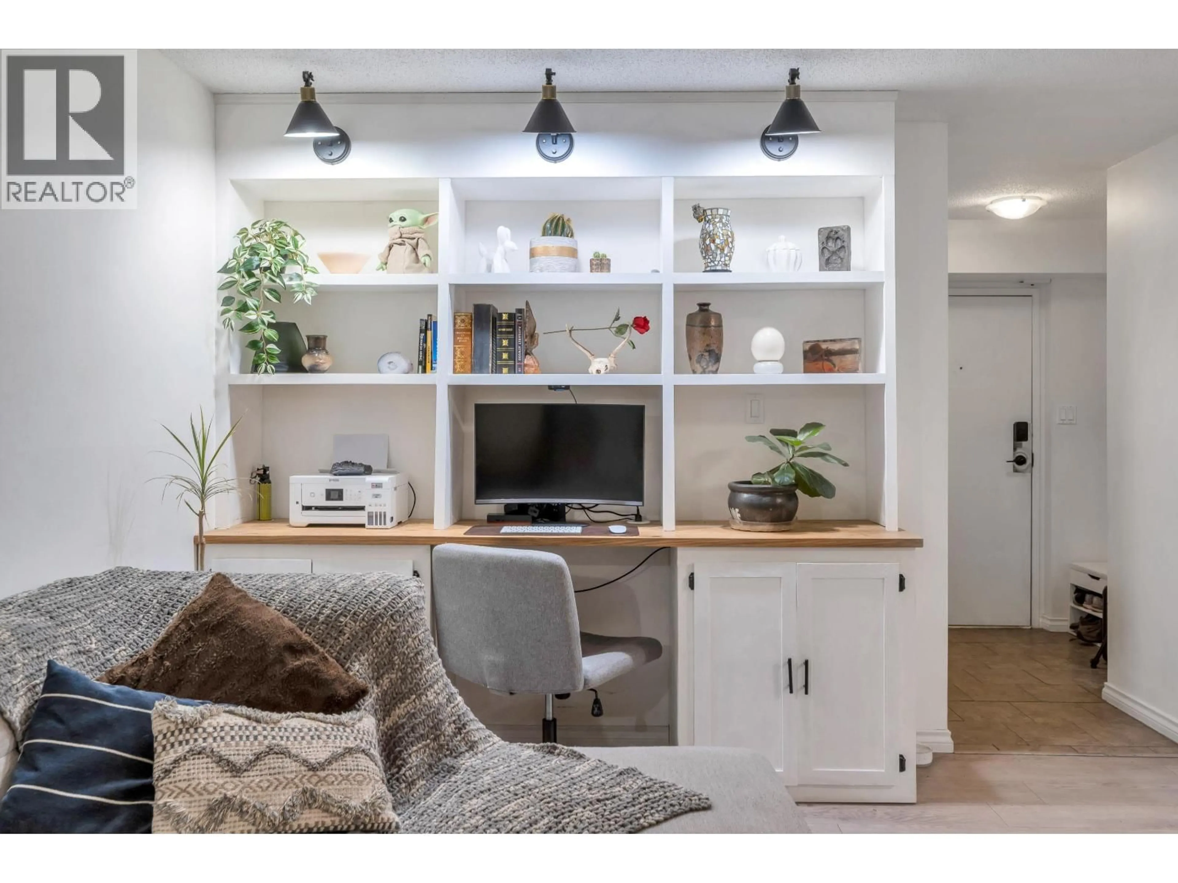 Living room with furniture, wood/laminate floor for 501 - 3771 BARTLETT COURT, Burnaby British Columbia V3J7G8