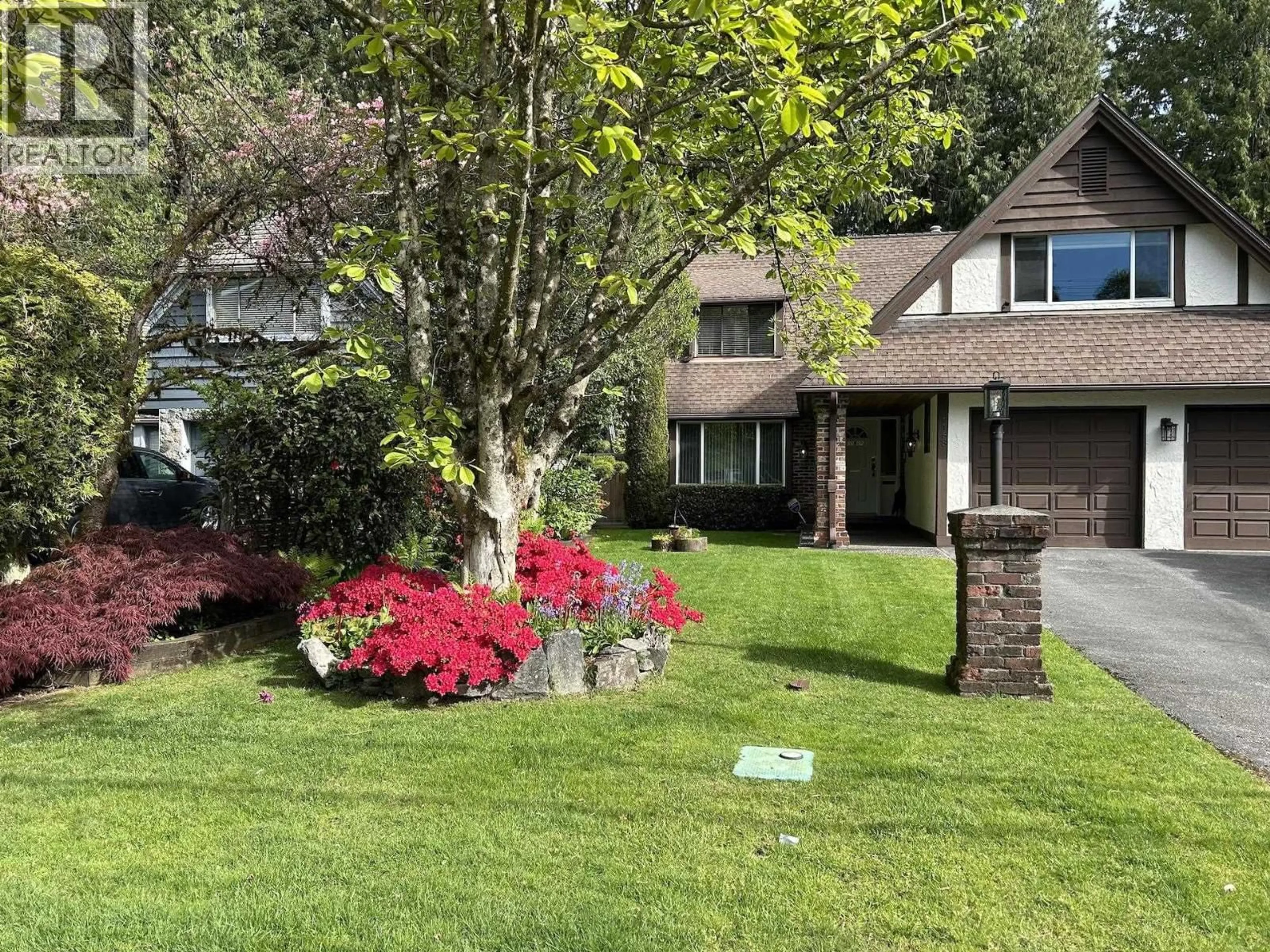 A pic from outside/outdoor area/front of a property/back of a property/a pic from drone, unknown for 1168 CANYON BOULEVARD, North Vancouver British Columbia V7R2K4