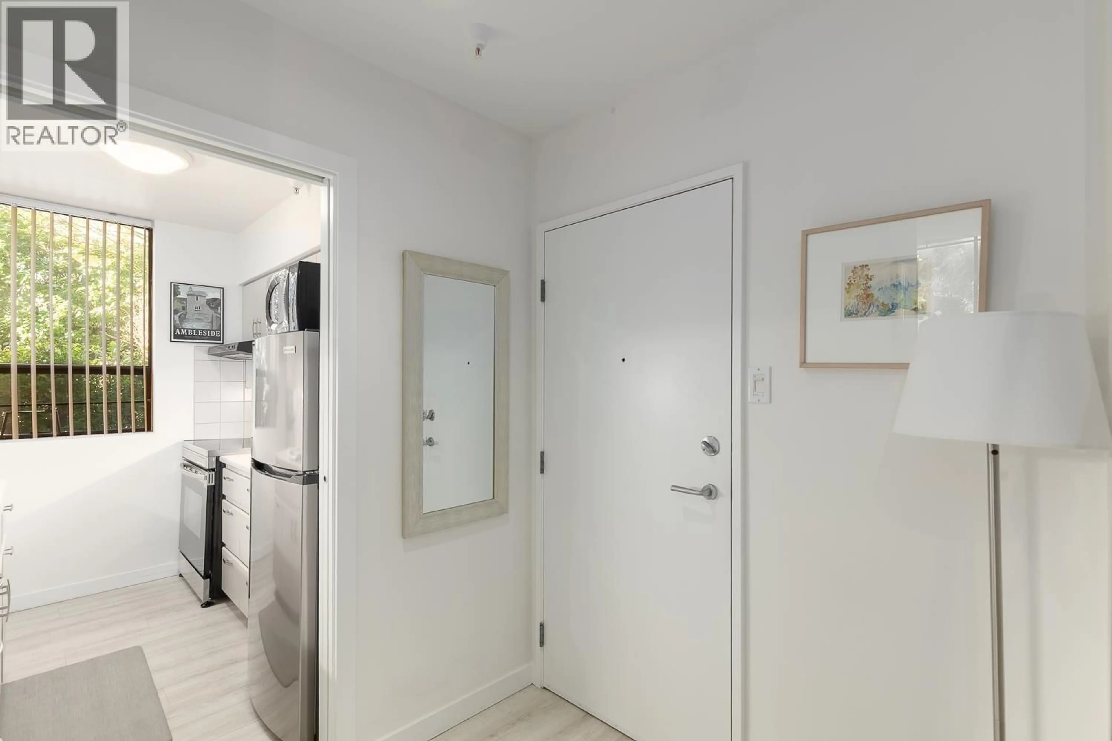 Indoor entryway for 101 - 1737 DUCHESS AVENUE, West Vancouver British Columbia V7V1P8