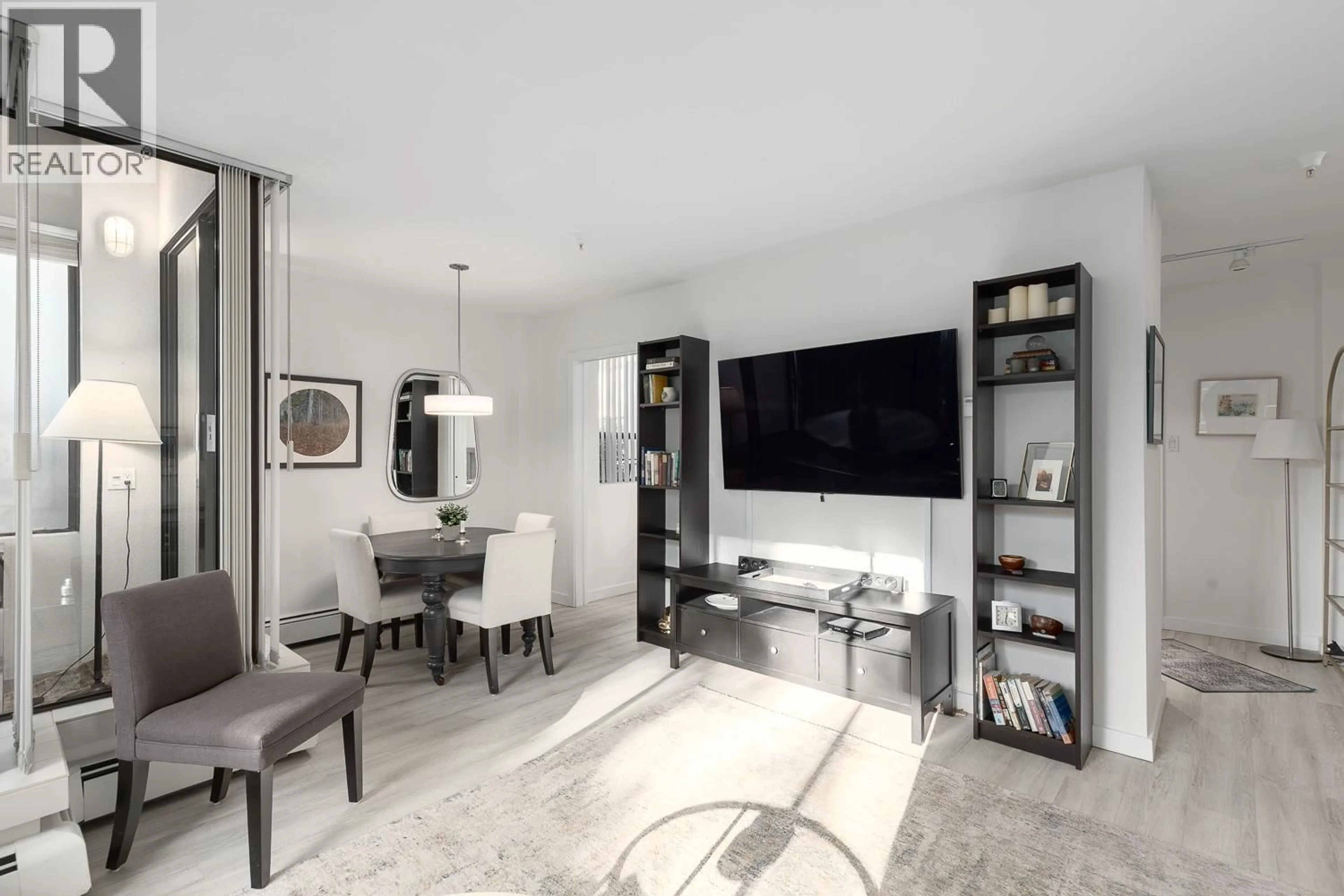 Living room with furniture, unknown for 101 - 1737 DUCHESS AVENUE, West Vancouver British Columbia V7V1P8