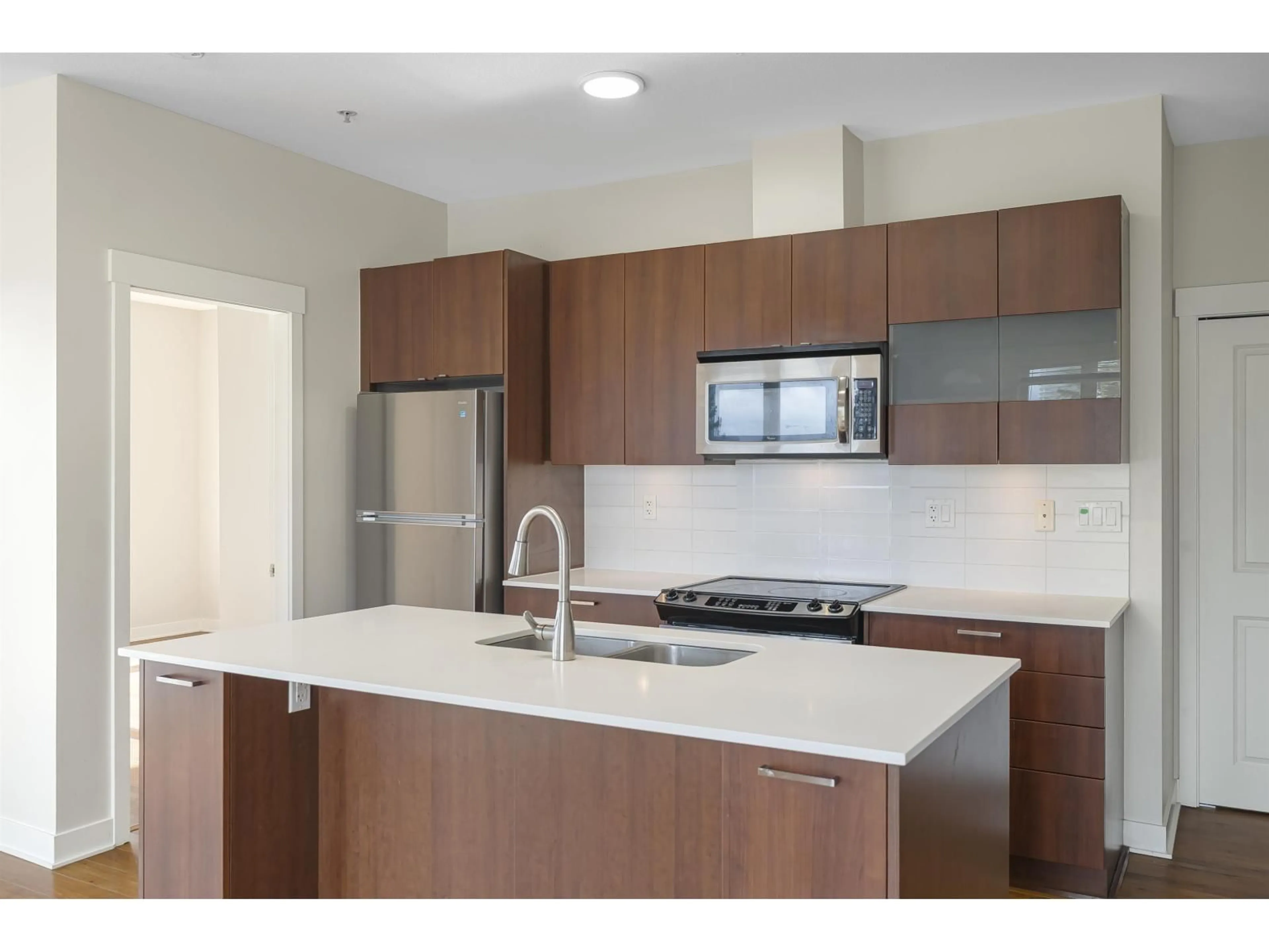 Standard kitchen, unknown for 404 - 13339 102A, Surrey British Columbia V3T0C5