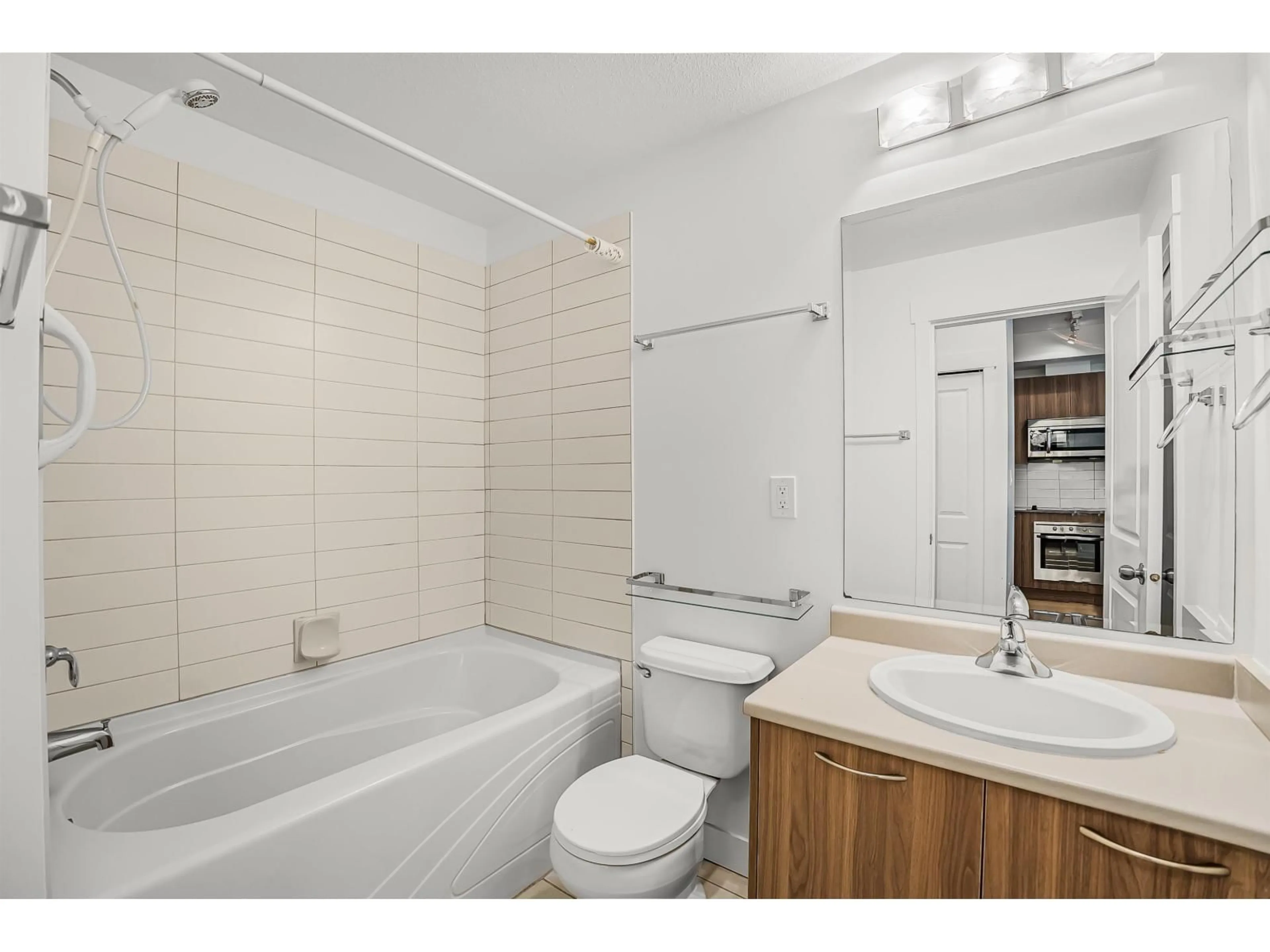 Standard bathroom, ceramic/tile floor for 103 - 13321 102A AVENUE, Surrey British Columbia V3T1P6