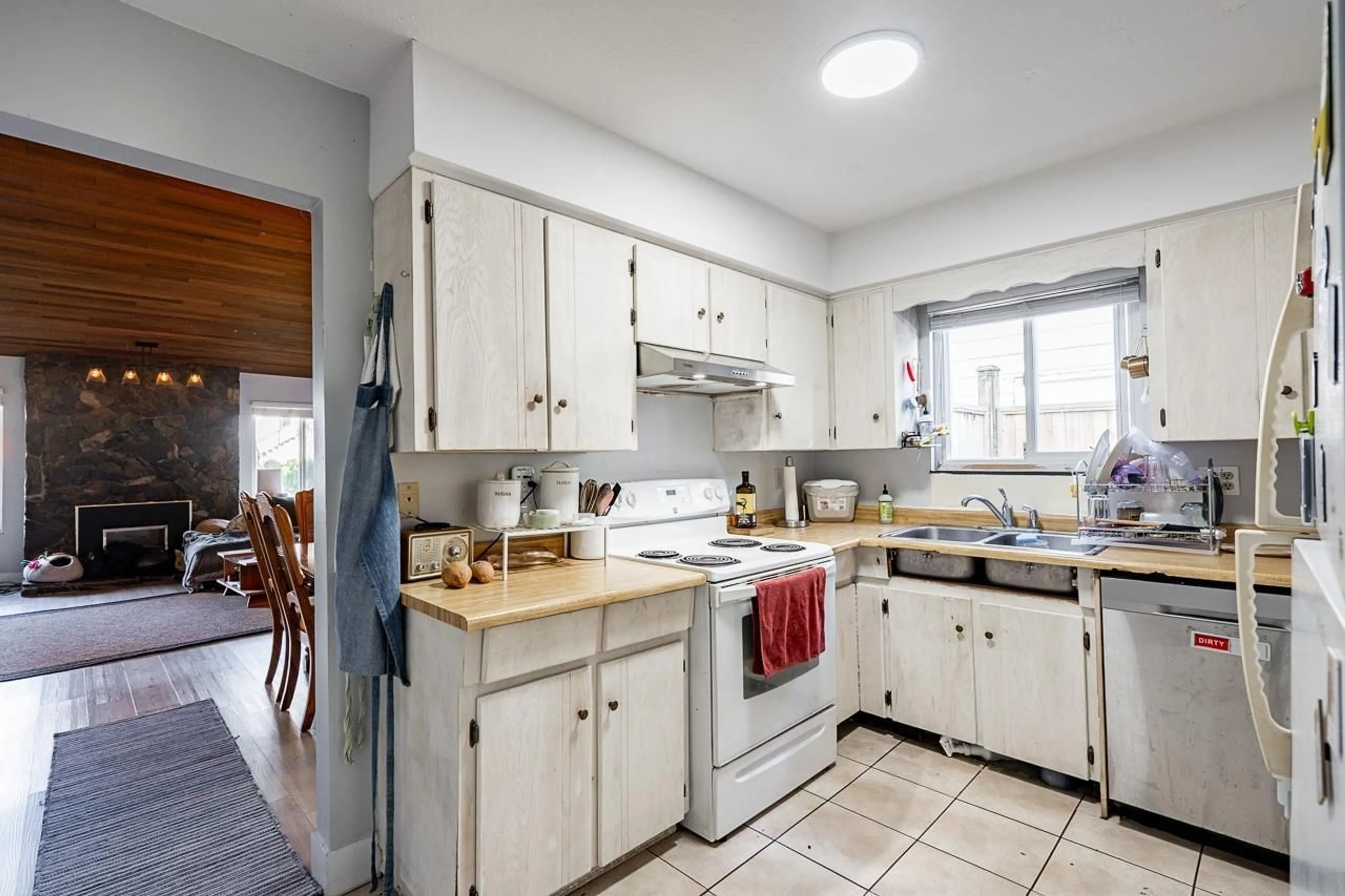 Standard kitchen, unknown for 14478 85A AVENUE, Surrey British Columbia V3S5T6