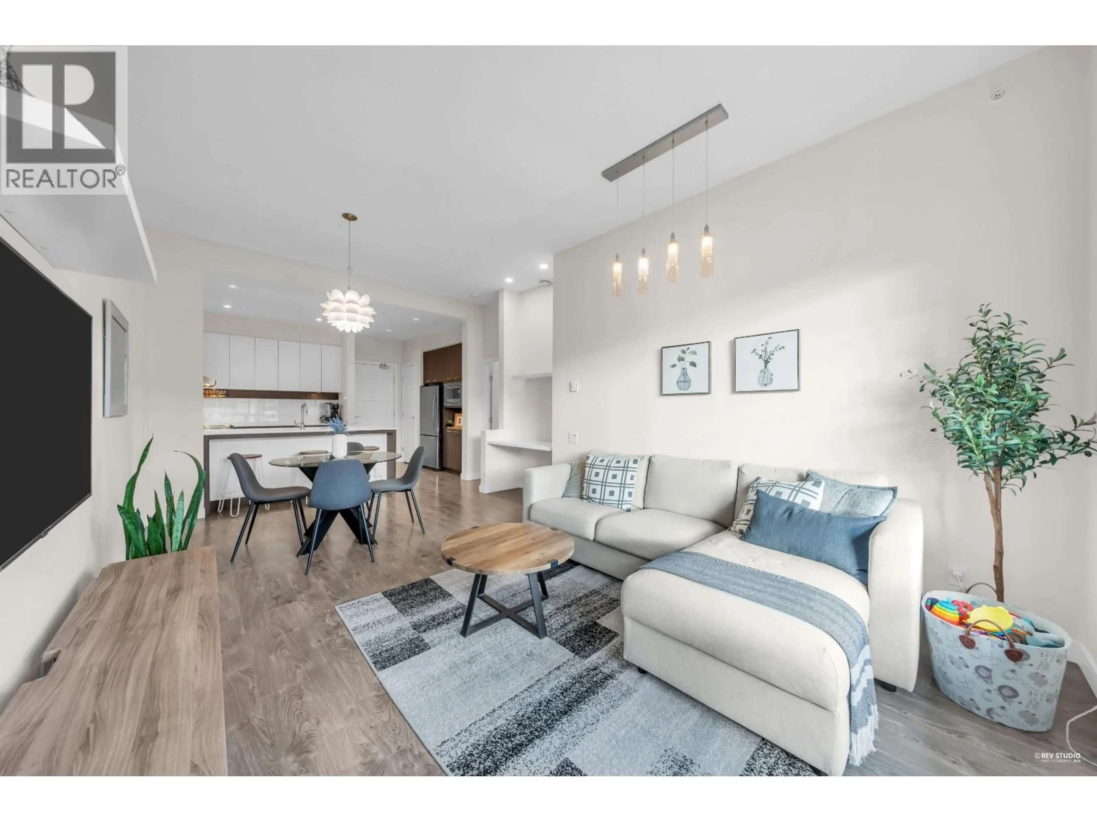 Living room with furniture, unknown for 412 - 545 FOSTER AVENUE, Coquitlam British Columbia V3J0B3