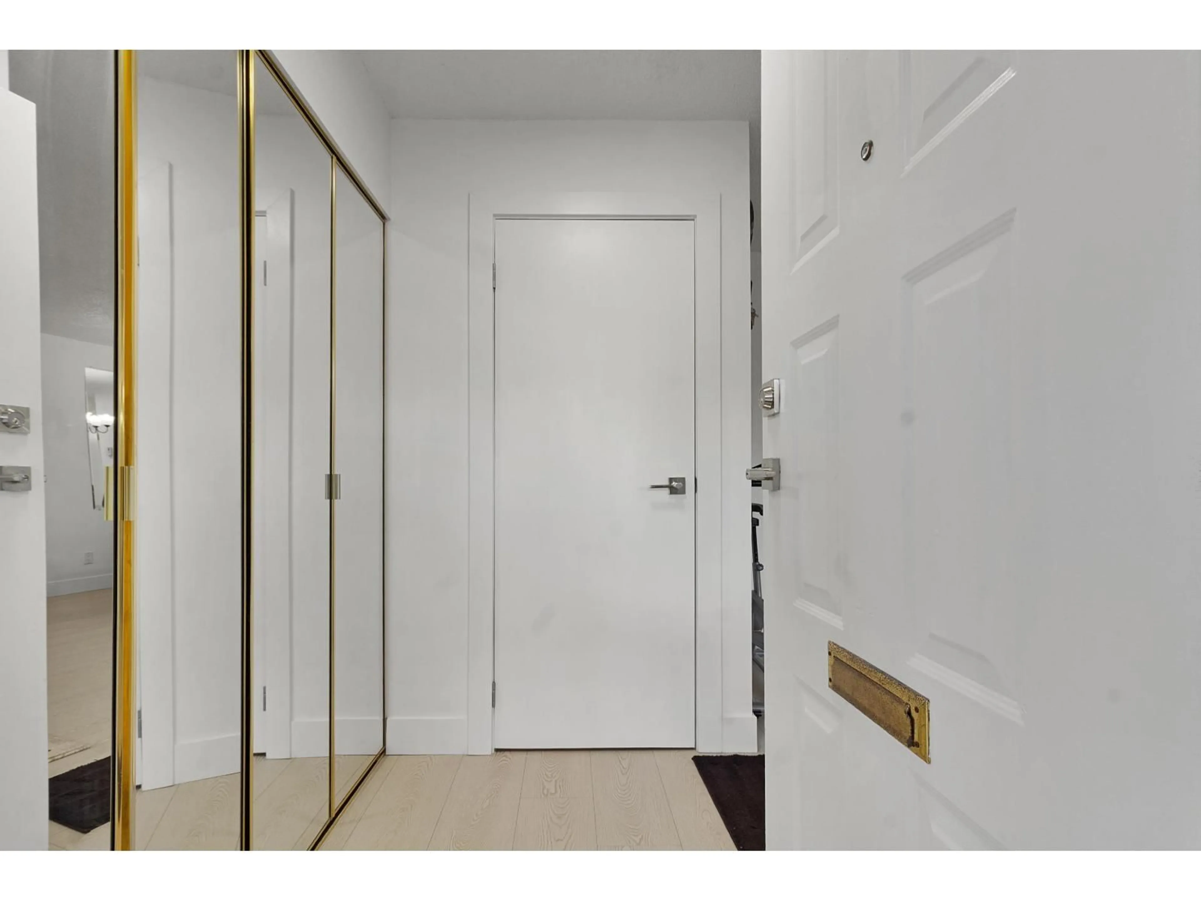 Indoor entryway for 303 - 13955 72 AVENUE, Surrey British Columbia V3W2P6