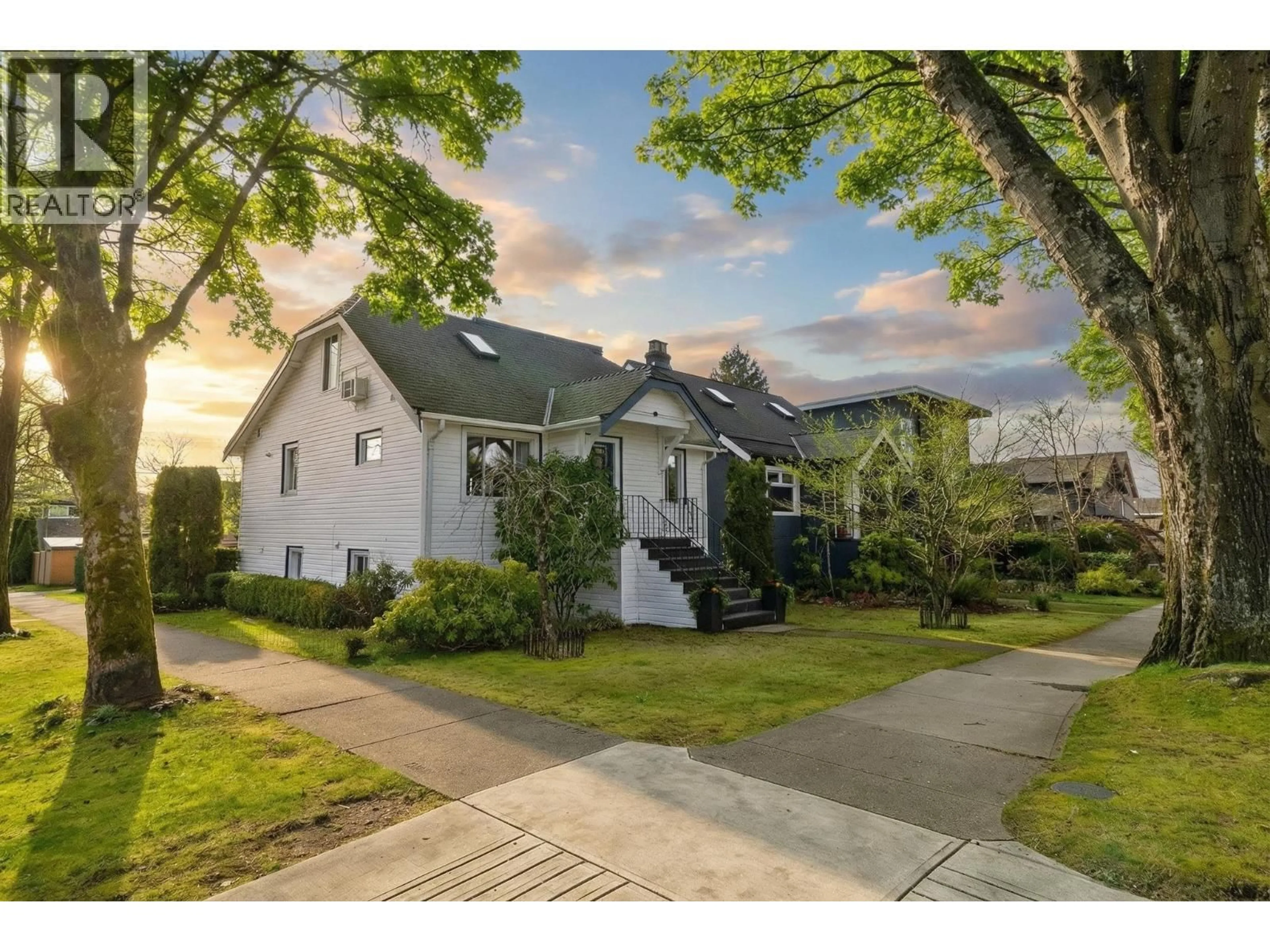 A pic from outside/outdoor area/front of a property/back of a property/a pic from drone, street for 2094 7TH AVENUE, Vancouver British Columbia V5N1S6