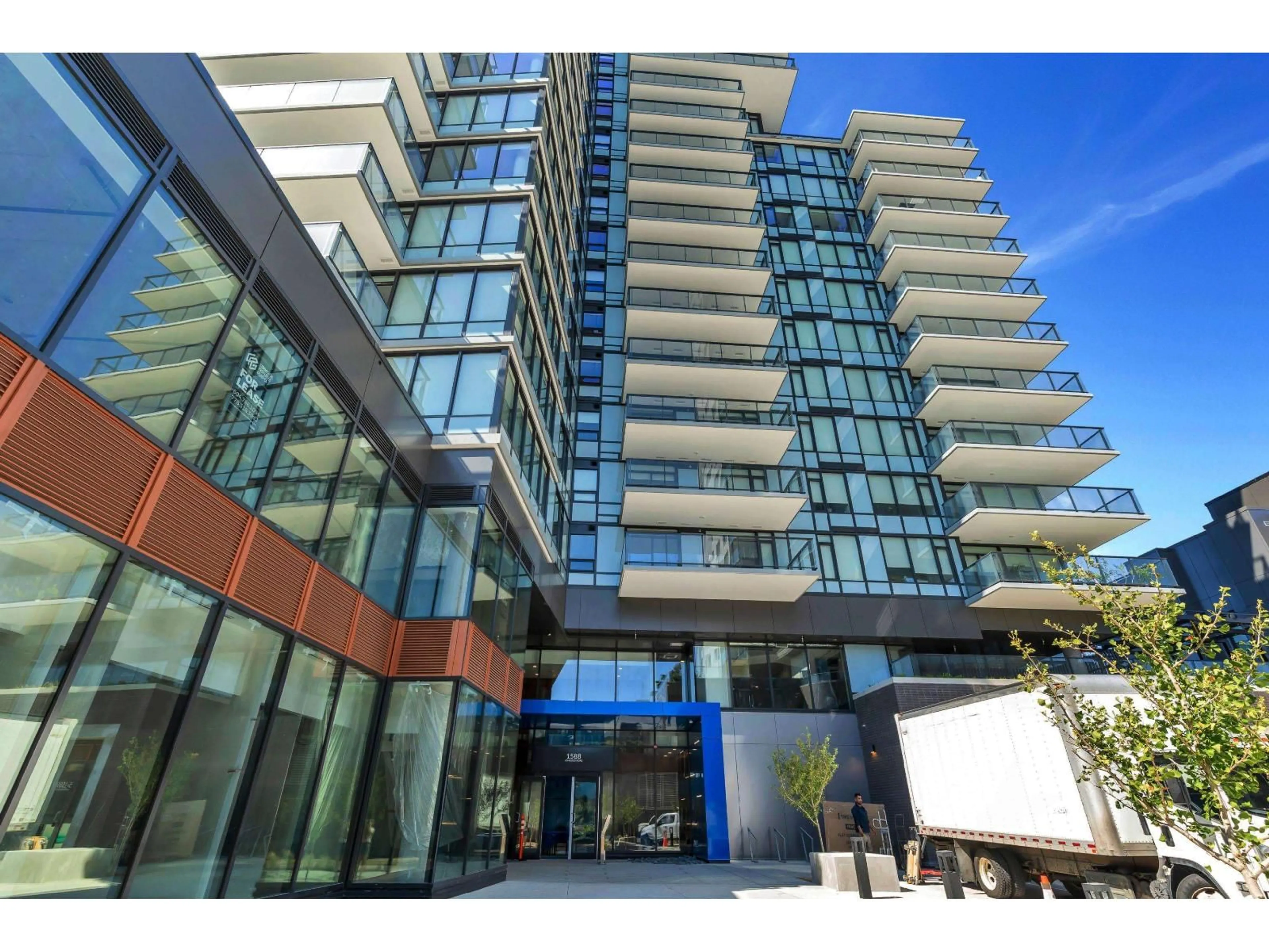 Indoor foyer for 908 - 1588 JOHNSTON ROAD, White Rock British Columbia V4B0C5