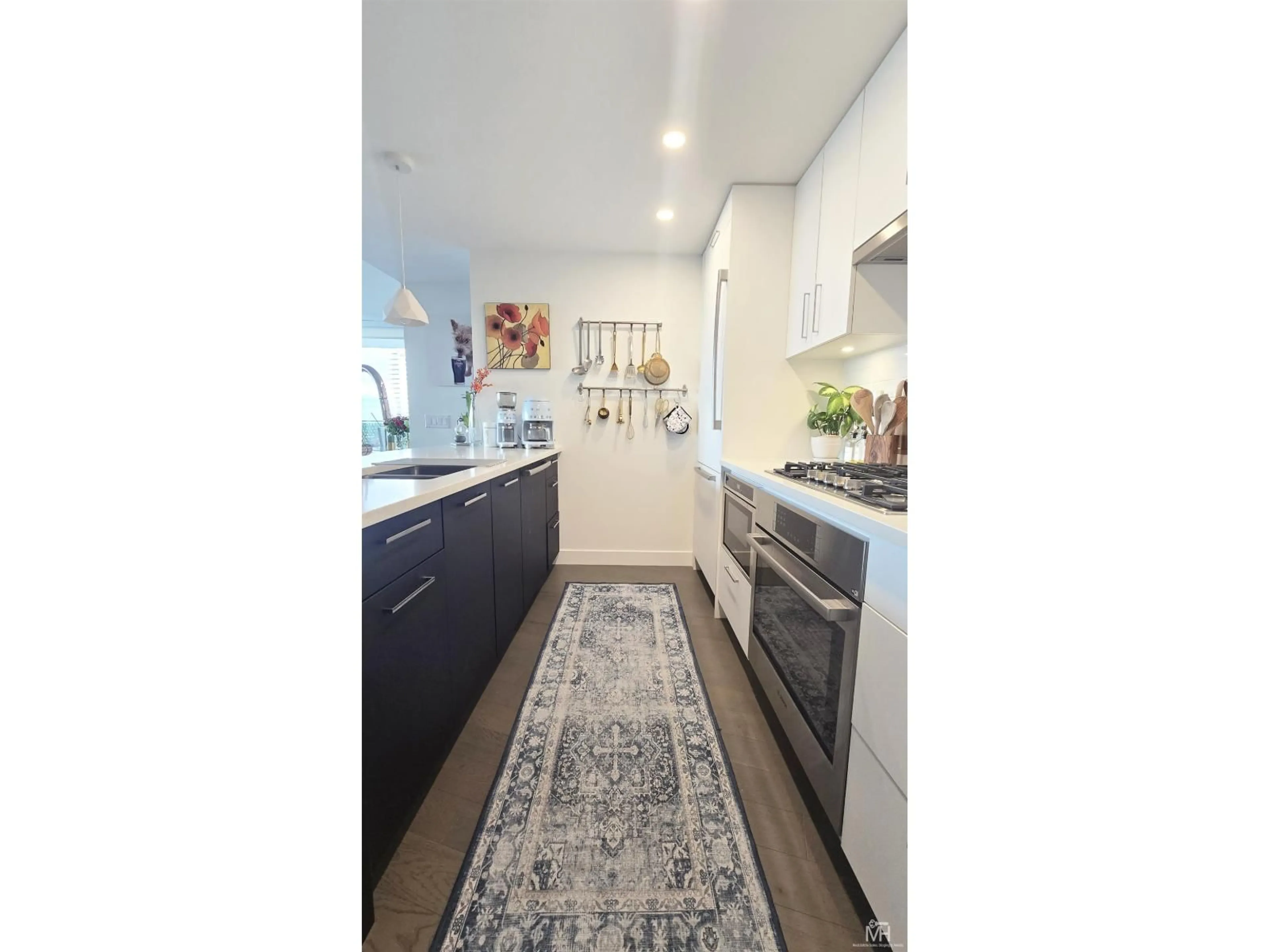 Open concept kitchen, ceramic/tile floor for 908 - 1588 JOHNSTON ROAD, White Rock British Columbia V4B0C5