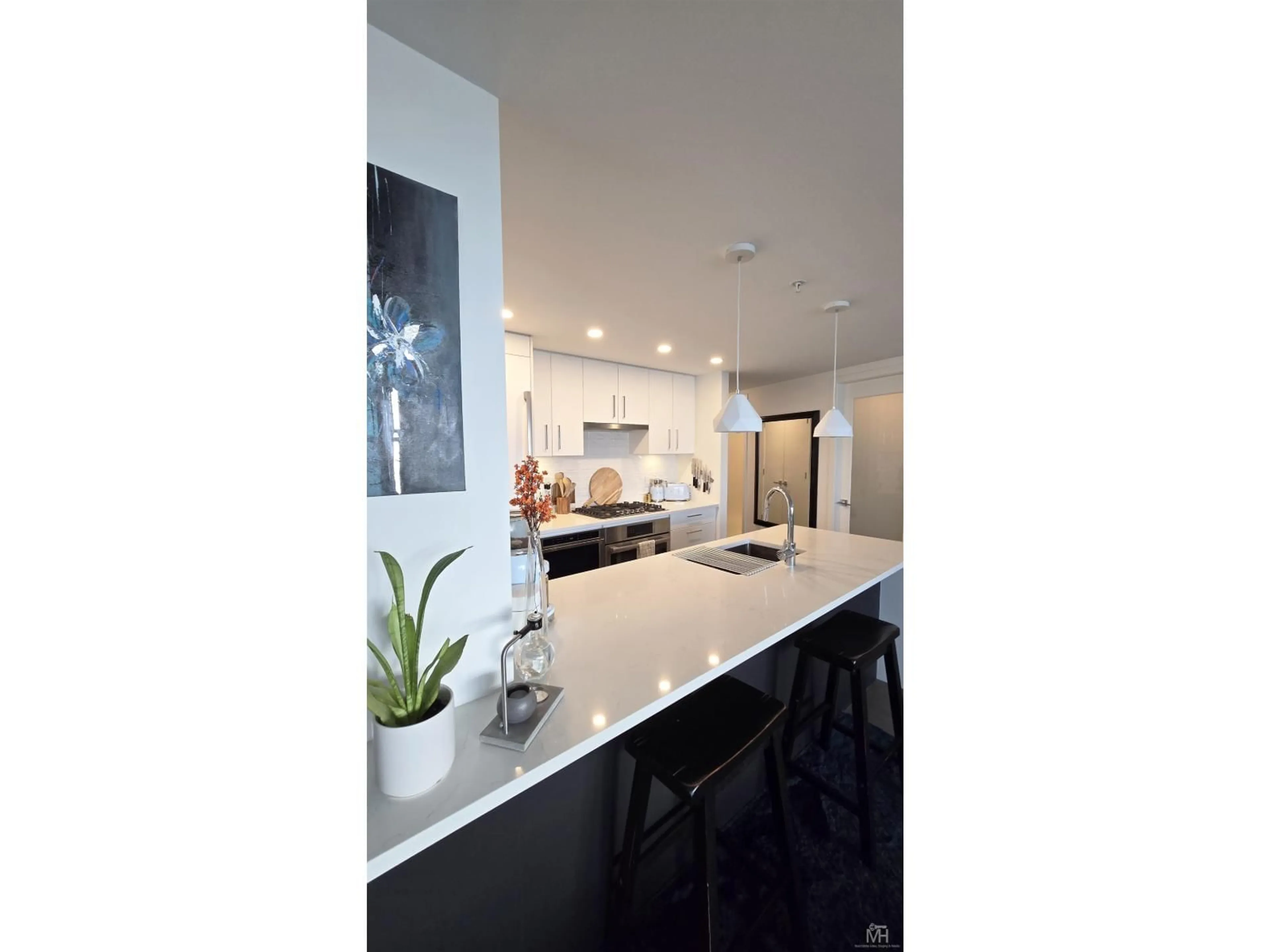 Contemporary kitchen, ceramic/tile floor for 908 - 1588 JOHNSTON ROAD, White Rock British Columbia V4B0C5