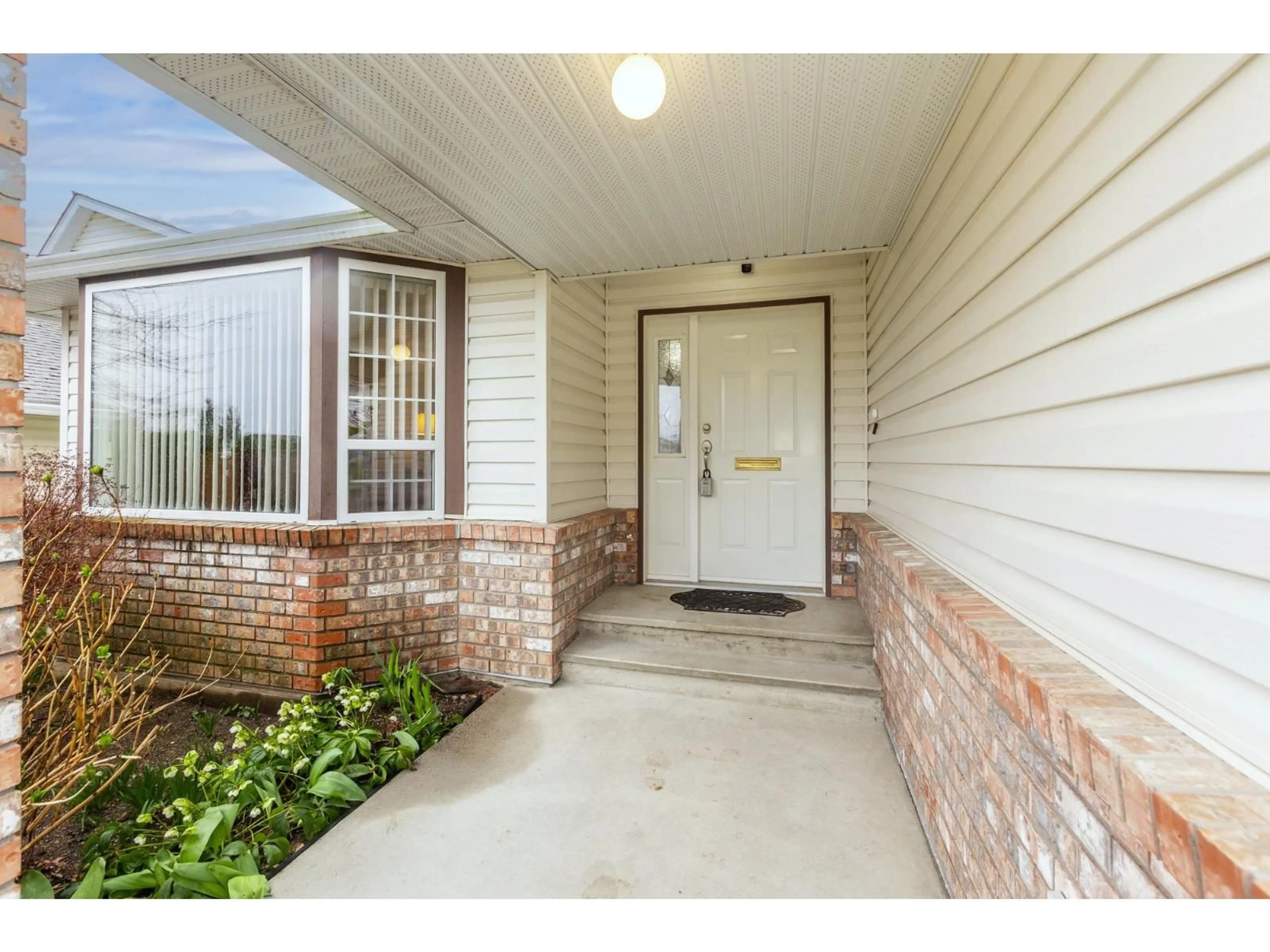 Indoor entryway for 8257 MCINTYRE STREET, Mission British Columbia V2V6T3