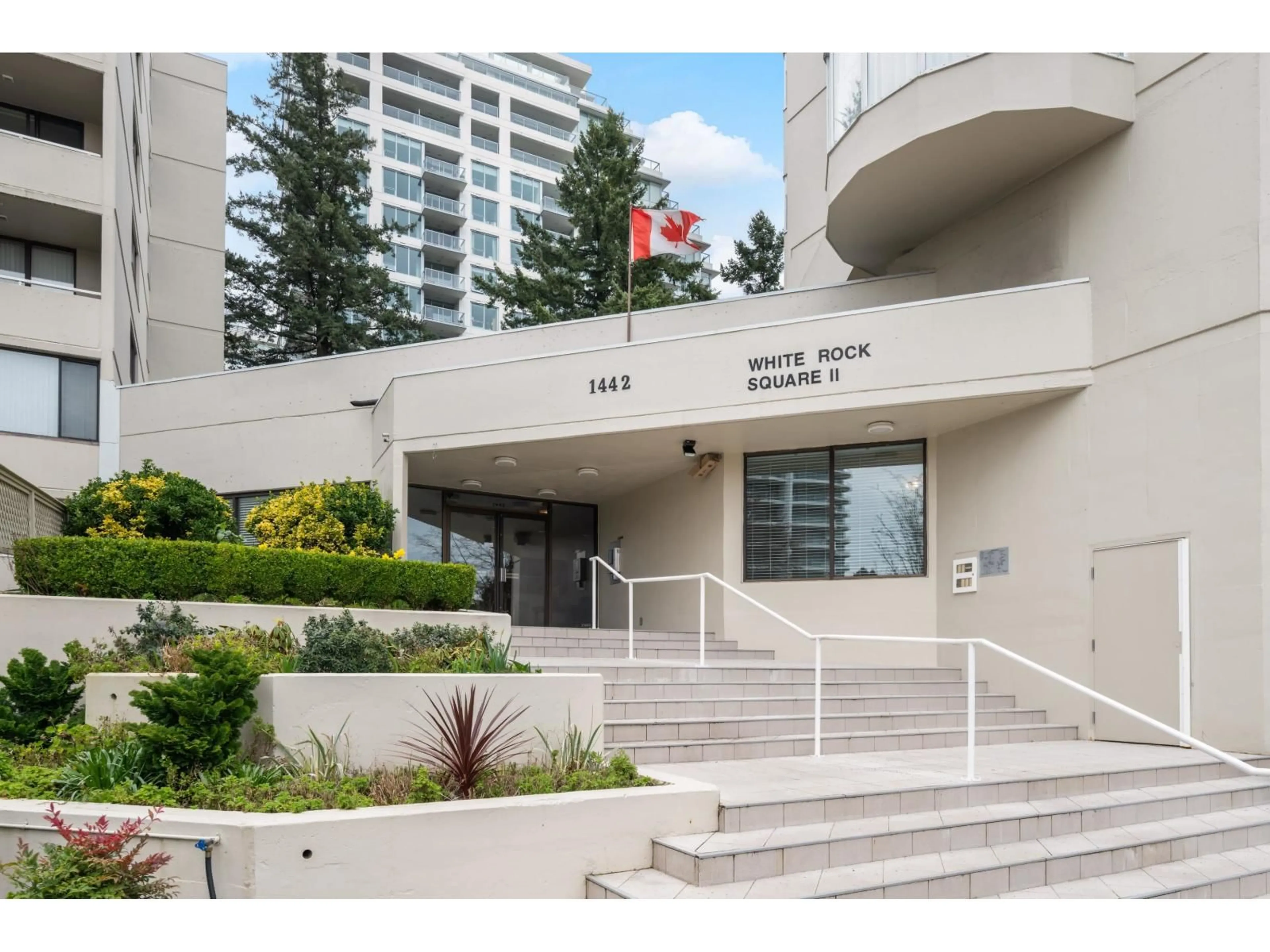 Indoor foyer for 111 - 1442 FOSTER STREET, White Rock British Columbia V4B3X7