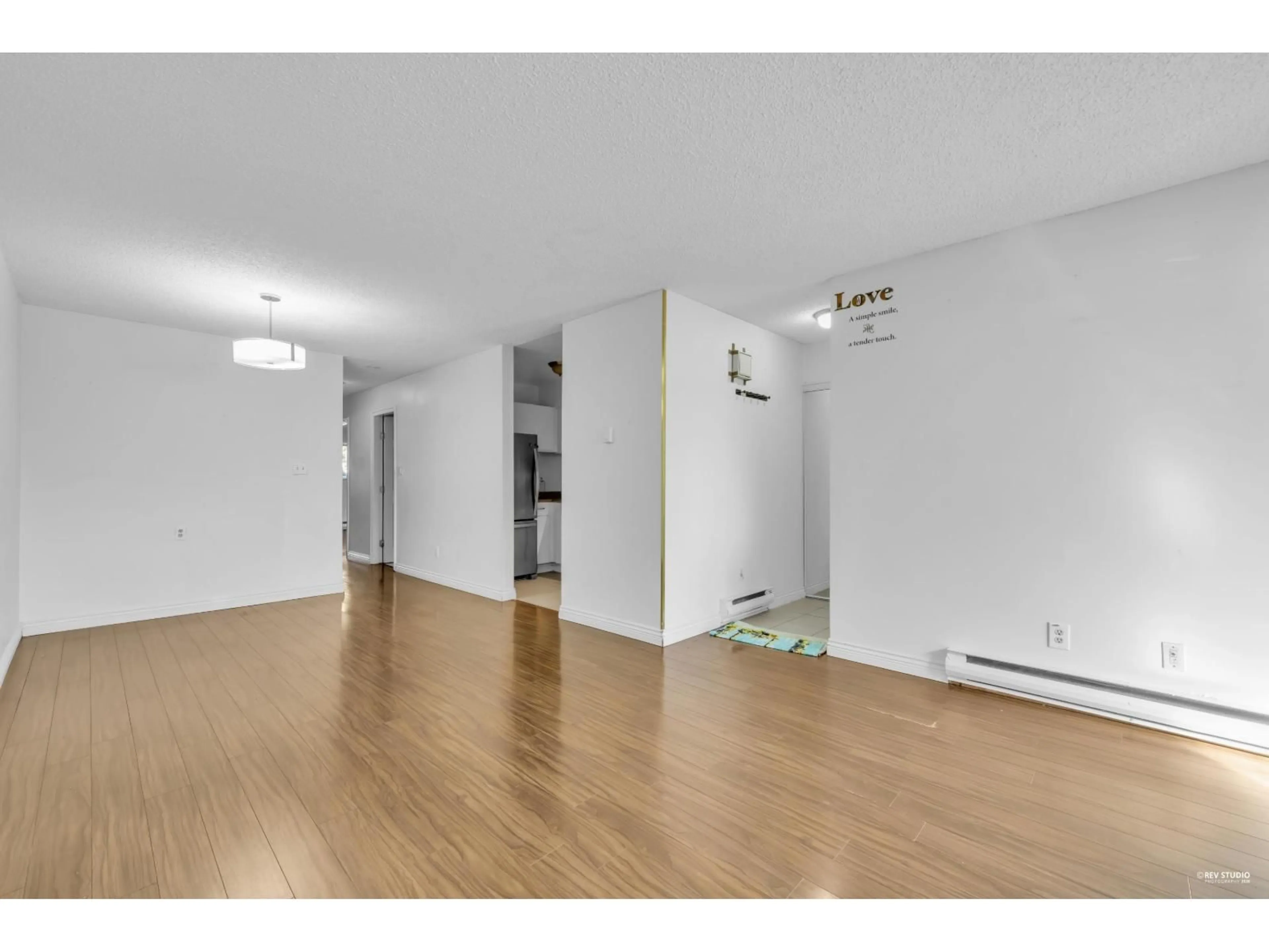 A pic of a room for 10590 - Holly PARK LANE, Surrey British Columbia V3R6X9