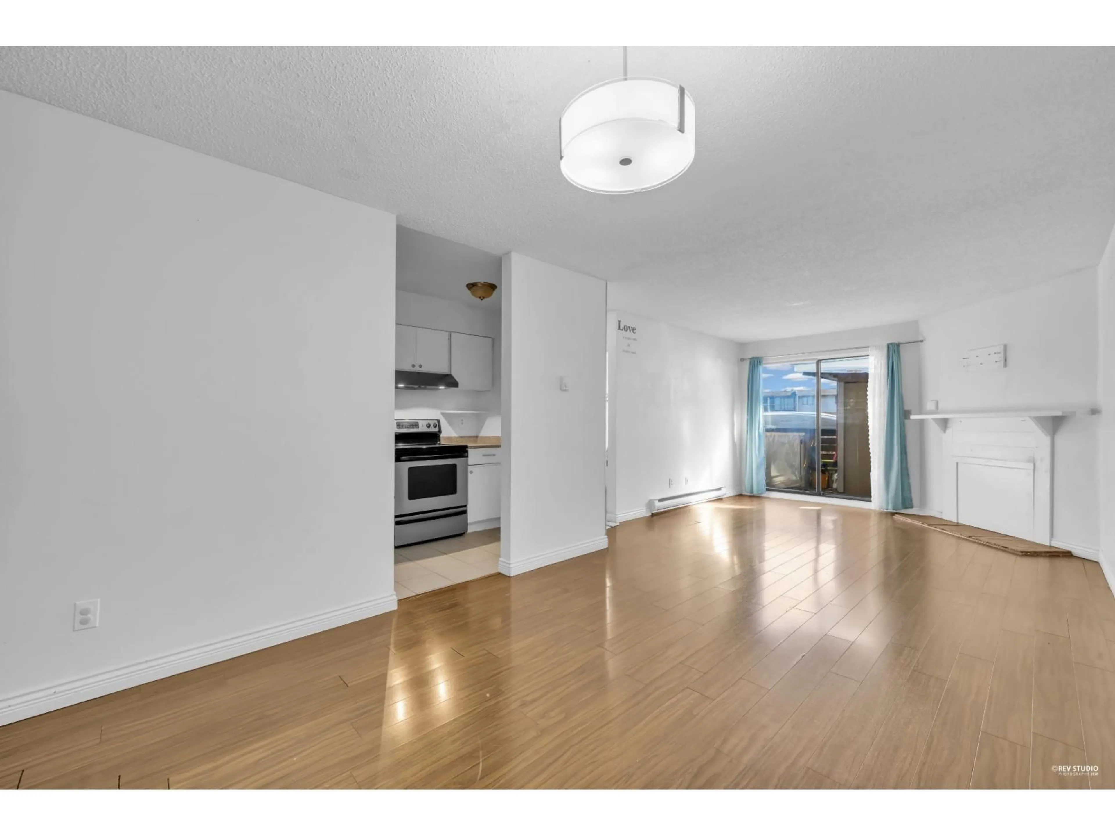 A pic of a room for 10590 - Holly PARK LANE, Surrey British Columbia V3R6X9