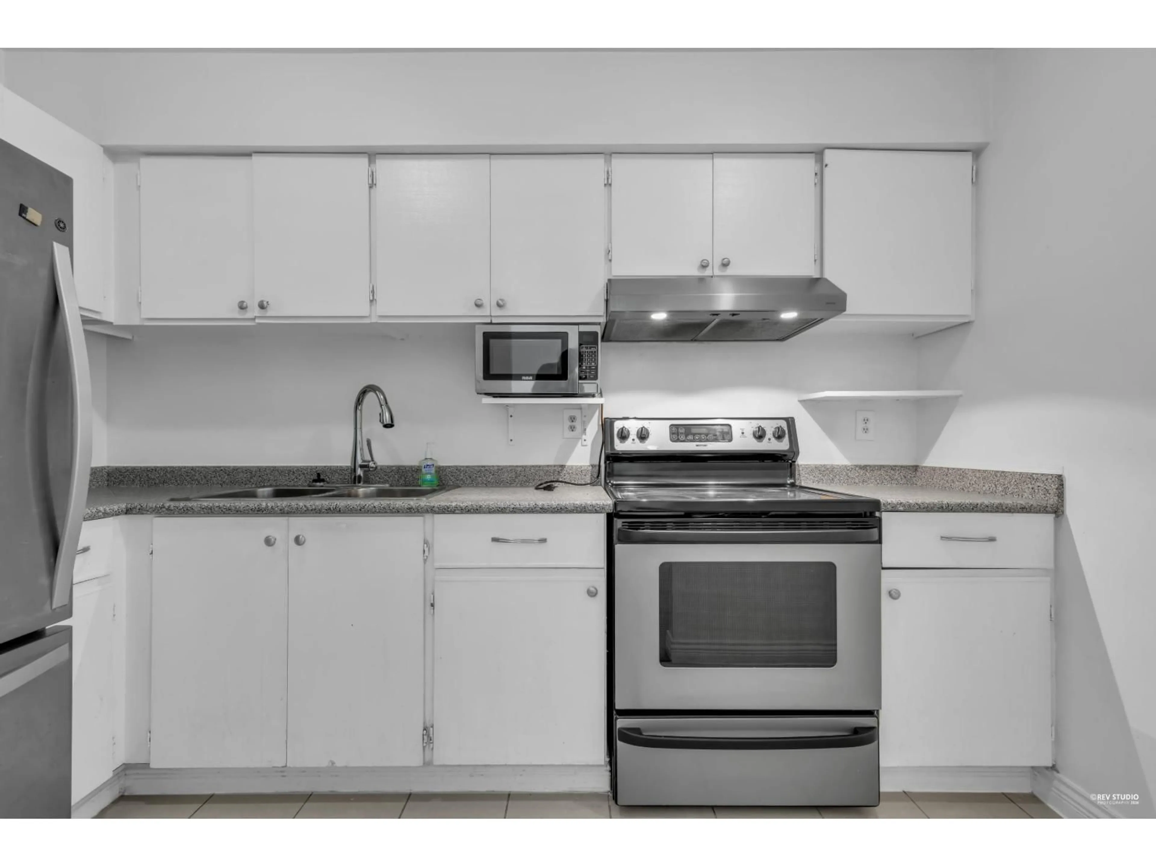 Standard kitchen, unknown for 10590 - Holly PARK LANE, Surrey British Columbia V3R6X9