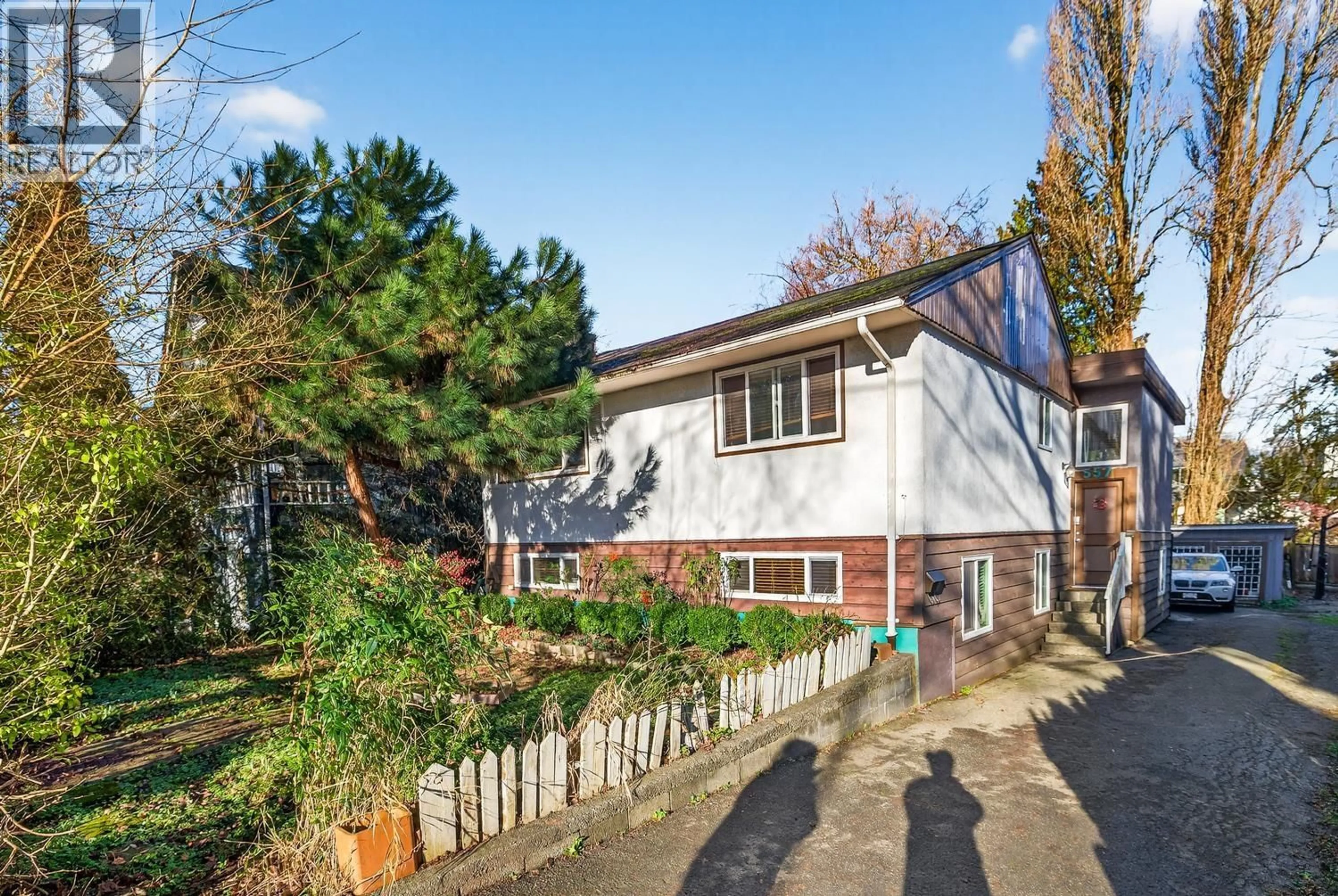 A pic from outside/outdoor area/front of a property/back of a property/a pic from drone, street for 557 21ST AVENUE, Vancouver British Columbia V5V1R5