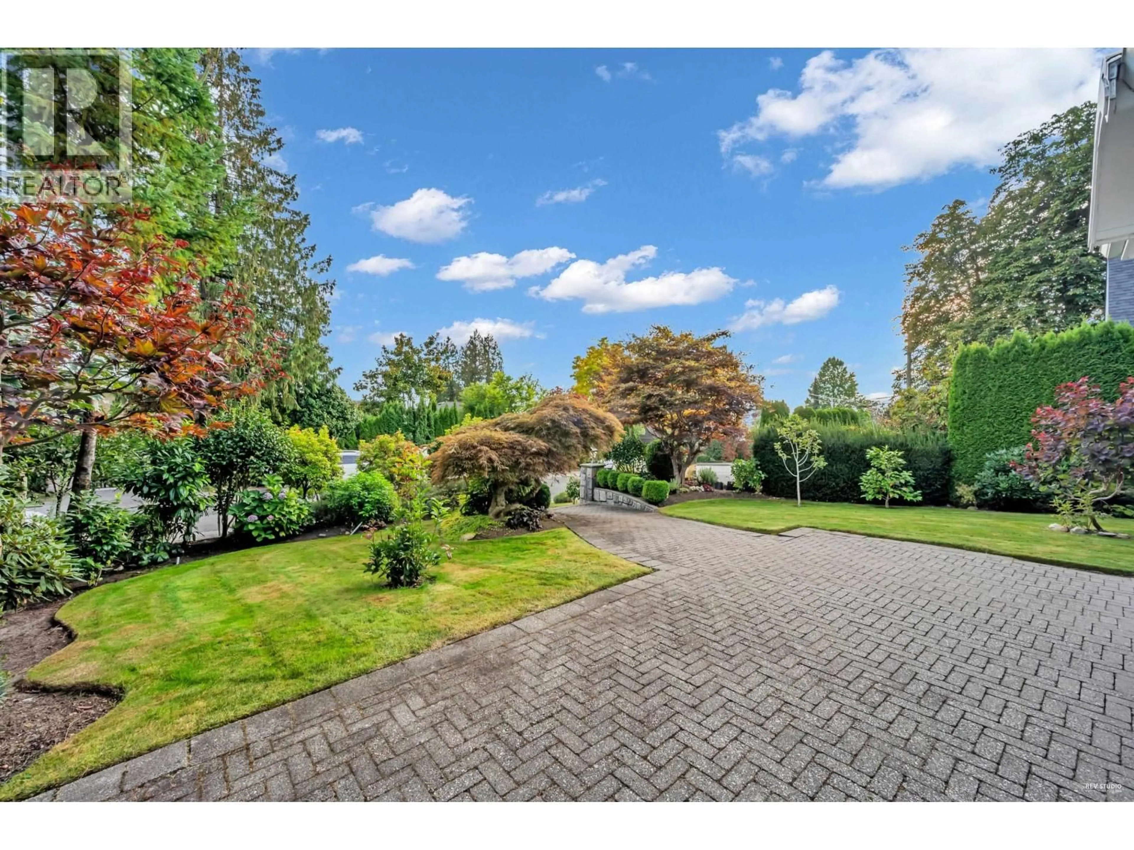 A pic from outside/outdoor area/front of a property/back of a property/a pic from drone, unknown for 1287 GORDON AVENUE, West Vancouver British Columbia V7T1R1