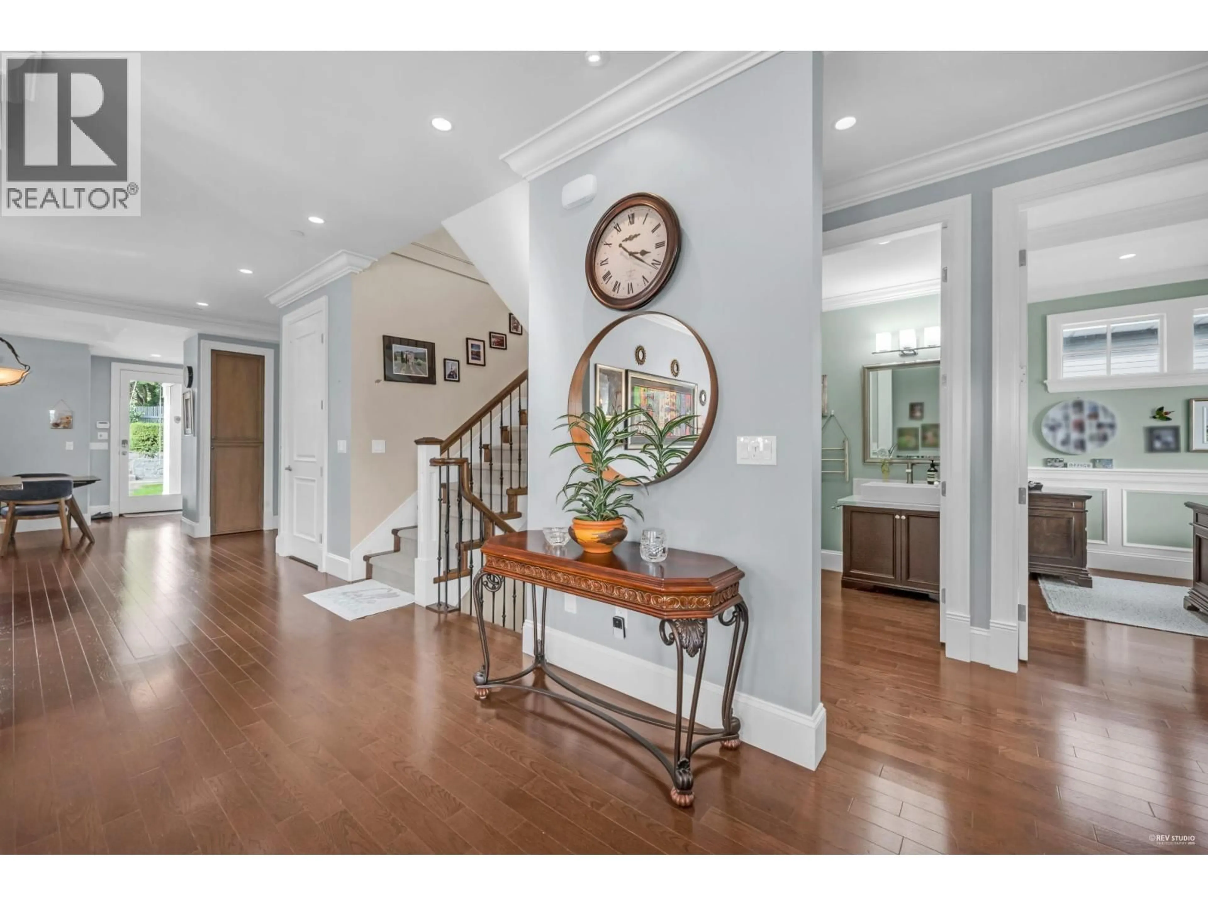 Indoor entryway for 1287 GORDON AVENUE, West Vancouver British Columbia V7T1R1