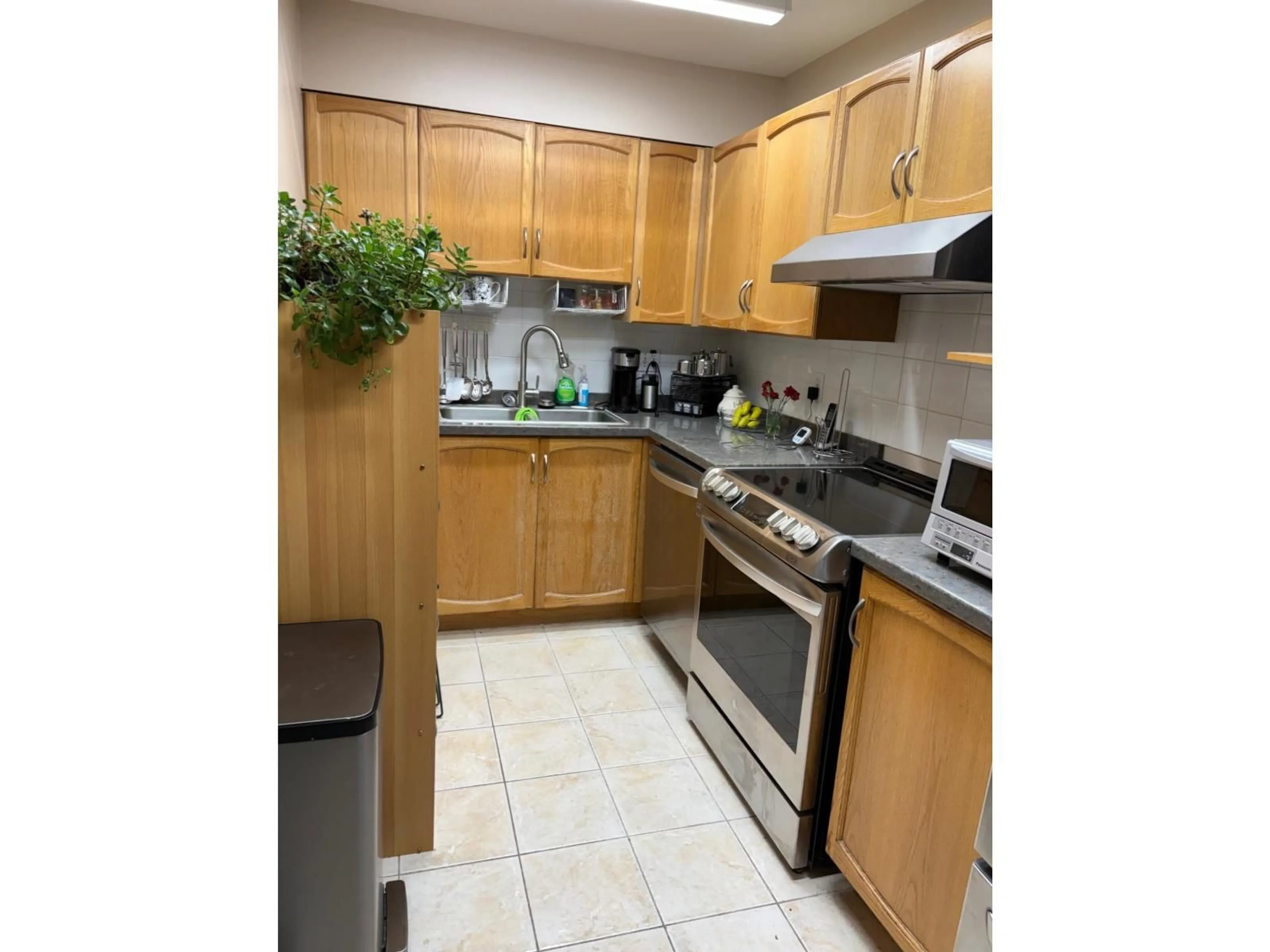 Standard kitchen, unknown for 103 - 2964 TRETHEWEY STREET, Abbotsford British Columbia V2T6P4