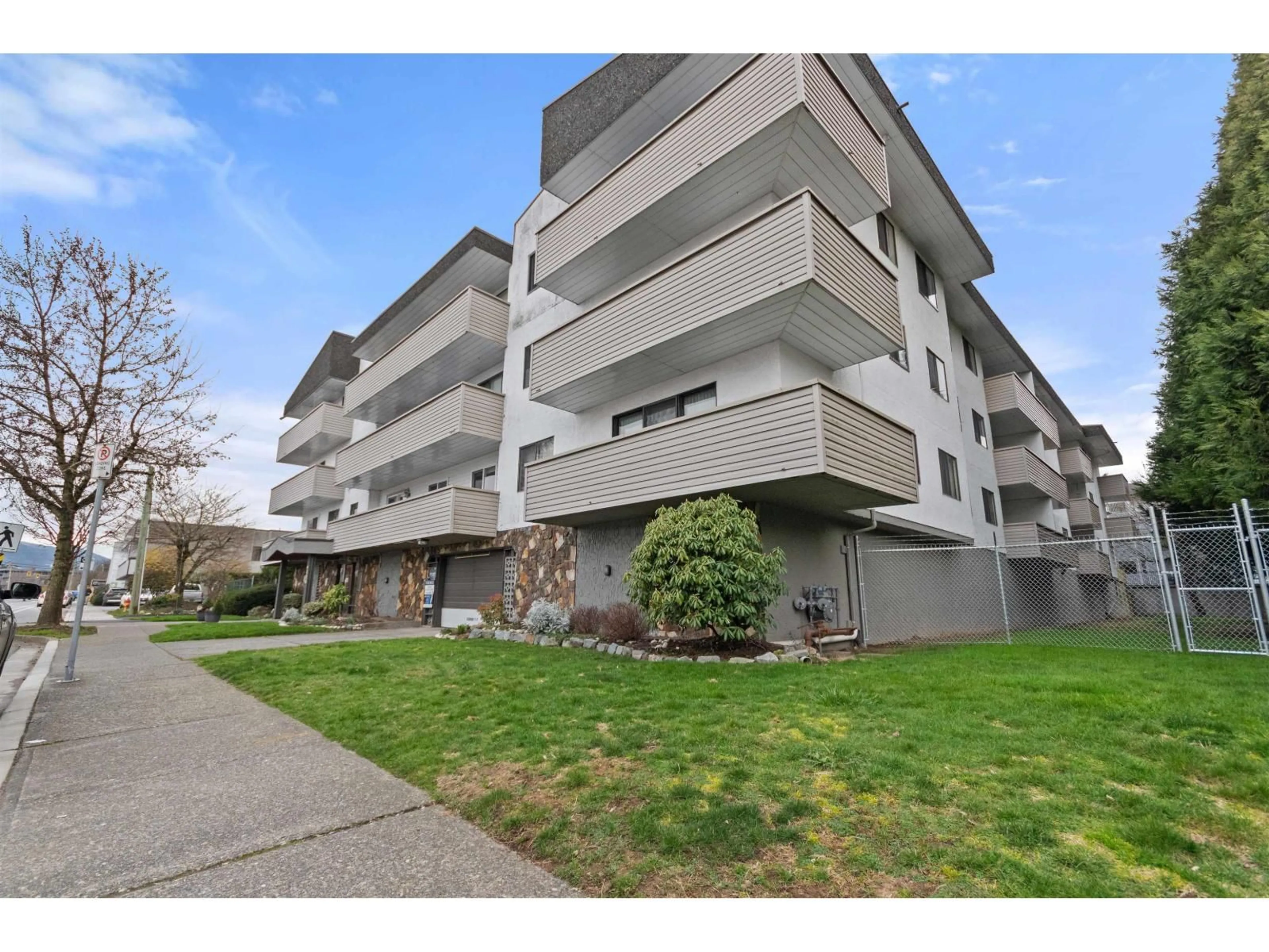 Patio, street for 105 - 9175 MARY STREET, Chilliwack British Columbia V2P4H7