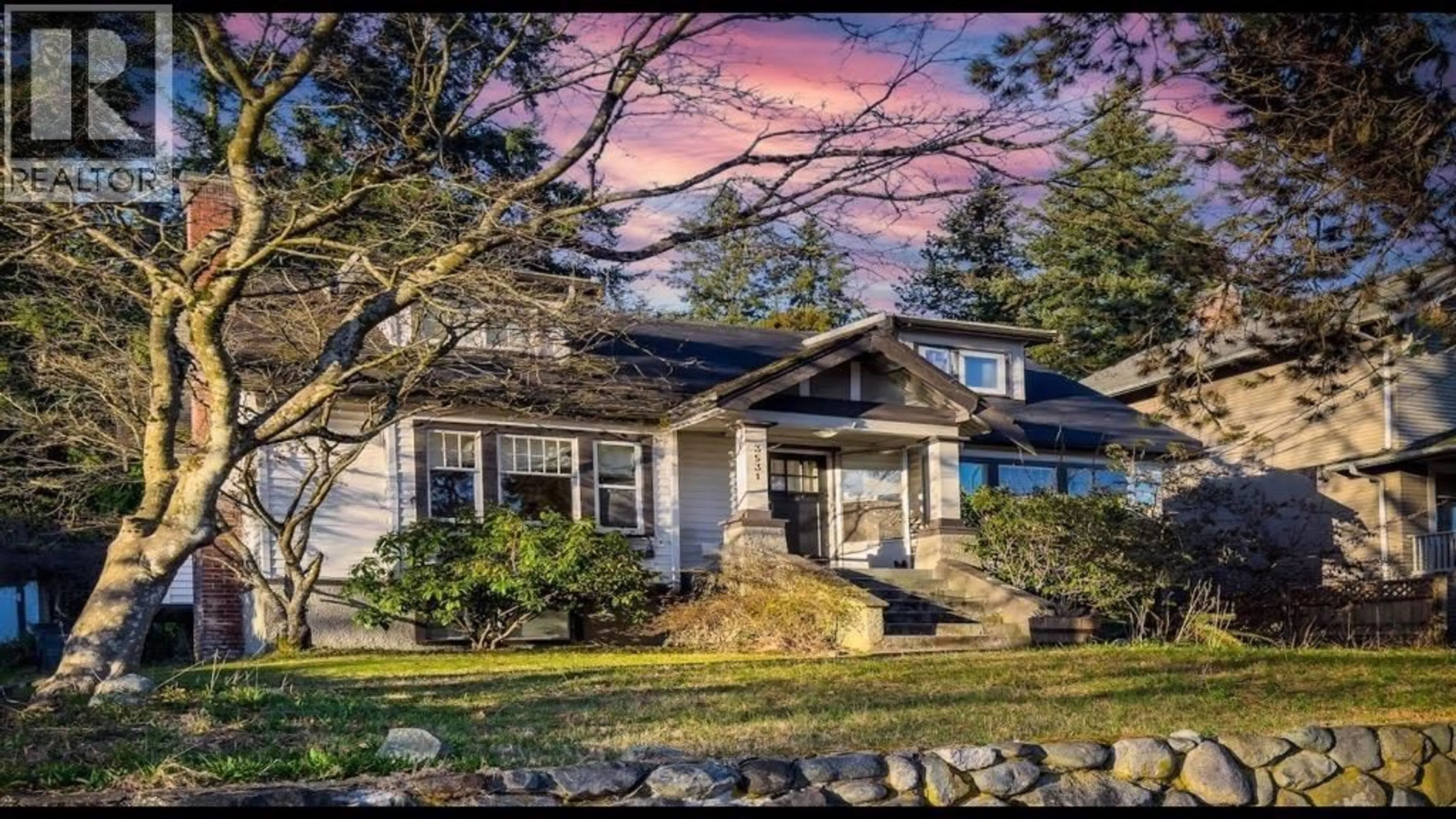 A pic from outside/outdoor area/front of a property/back of a property/a pic from drone, street for 3531 37TH AVENUE, Vancouver British Columbia V6N2V7