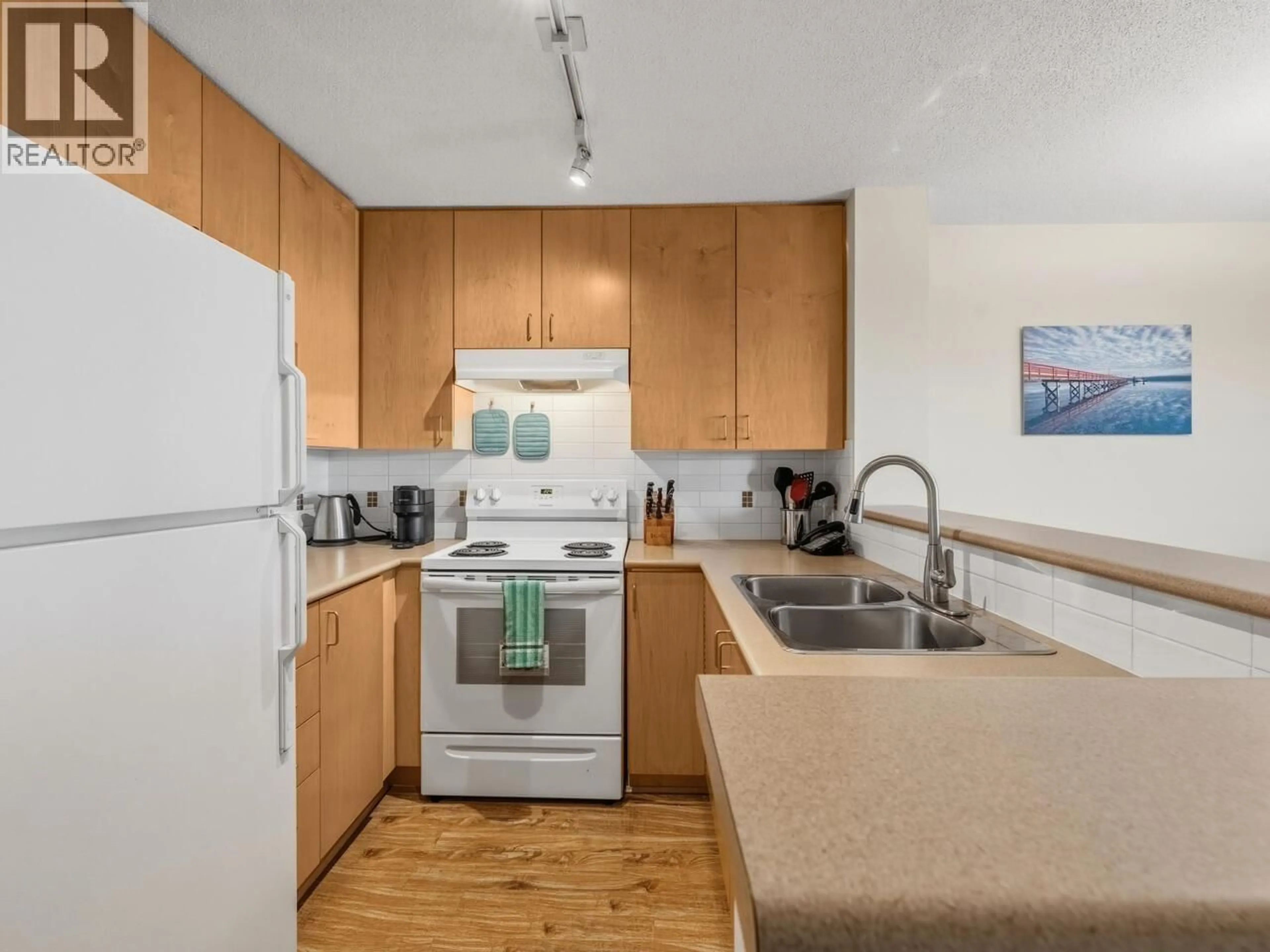 Standard kitchen, unknown for 402 - 124 3RD STREET, North Vancouver British Columbia V7M1E8