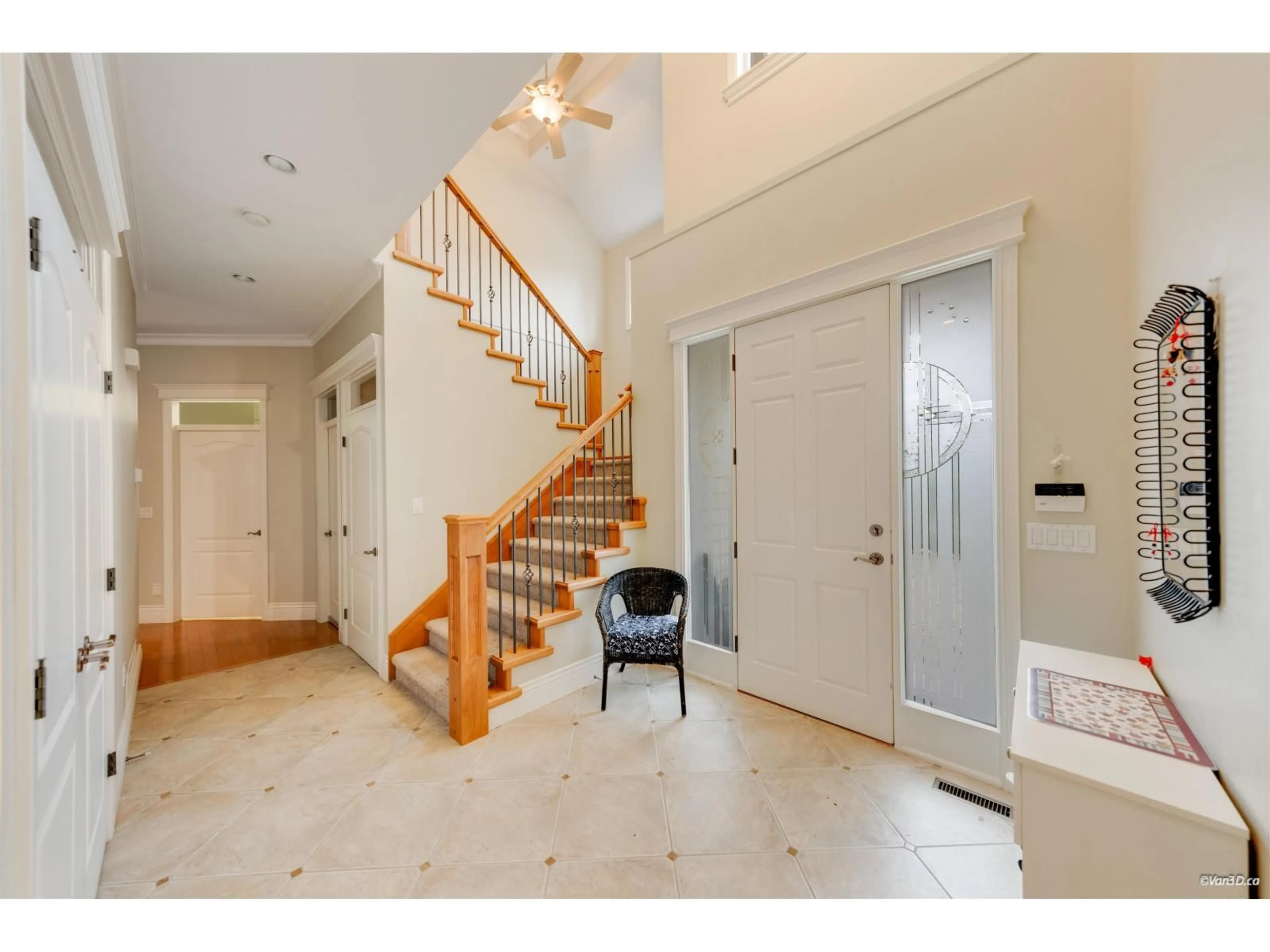 Indoor entryway for 2110 INDIAN FORT DRIVE, Surrey British Columbia V4A3L8