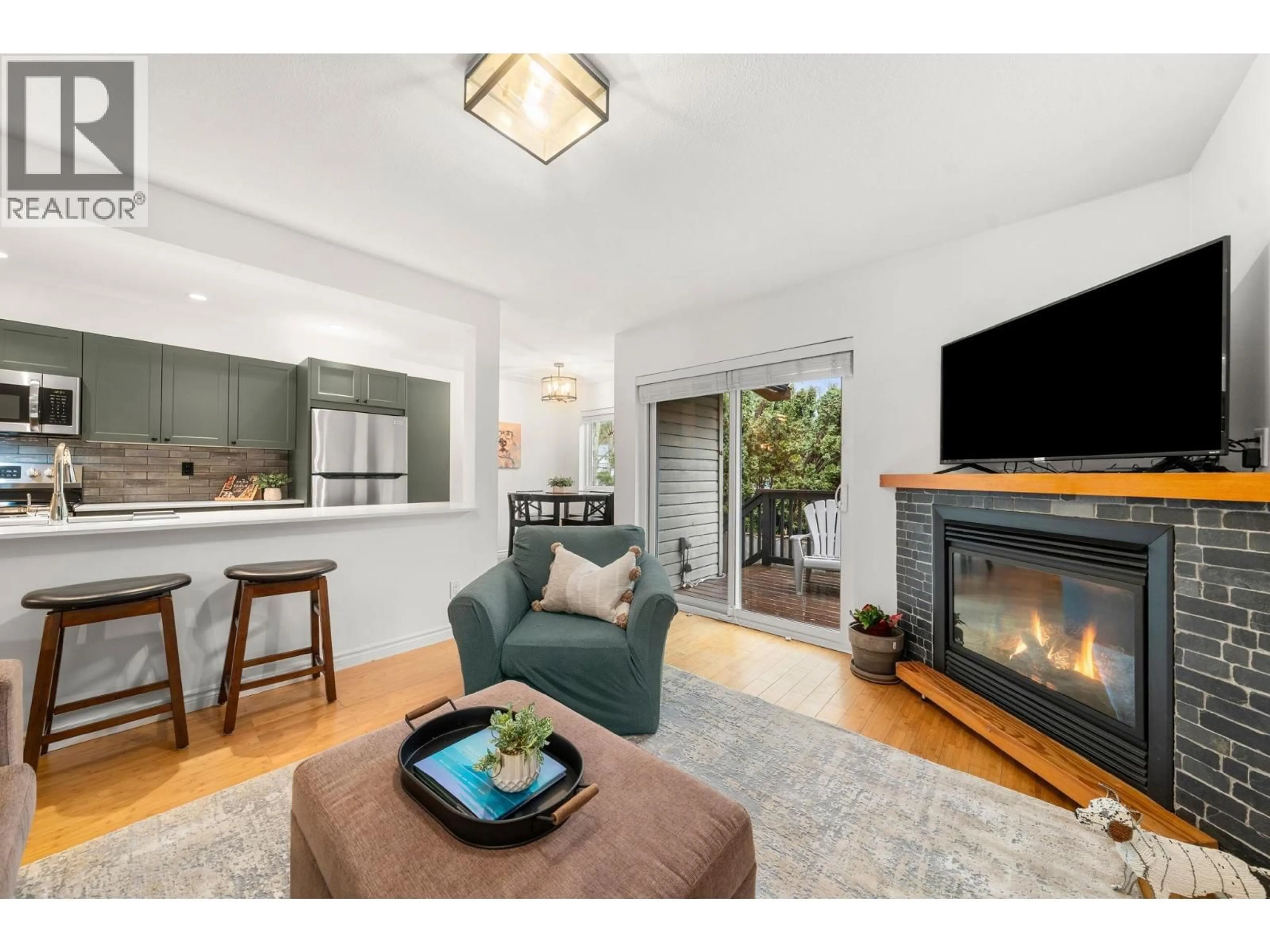 Living room with furniture, wood/laminate floor for 3 - 1700 MAMQUAM ROAD, Squamish British Columbia V8B0H7
