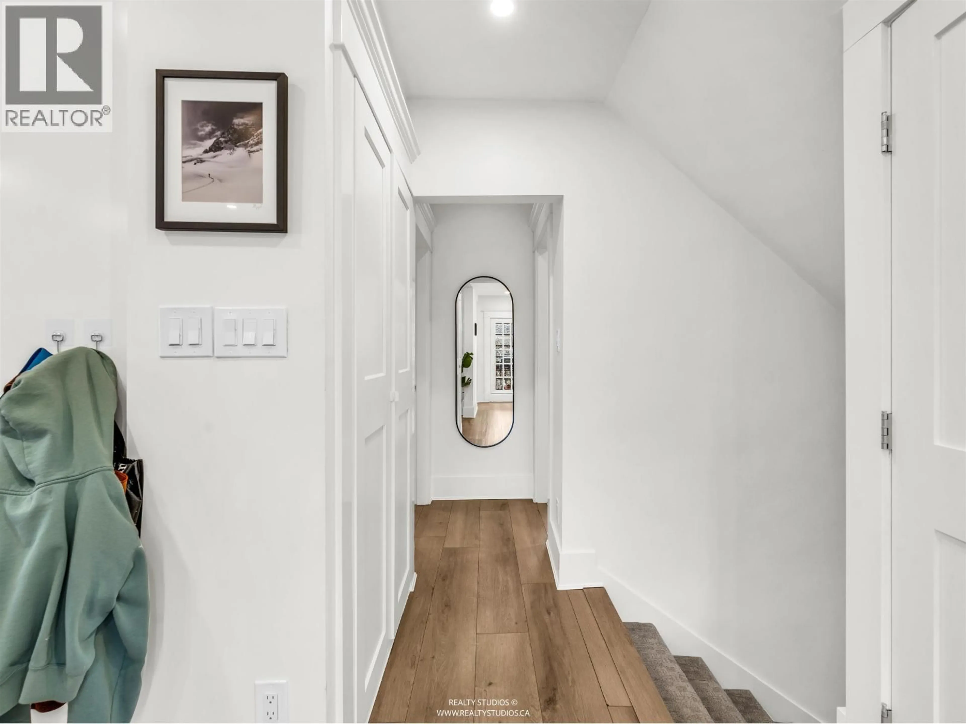 Indoor entryway for 354 15TH AVENUE, Vancouver British Columbia V5Y1Y2