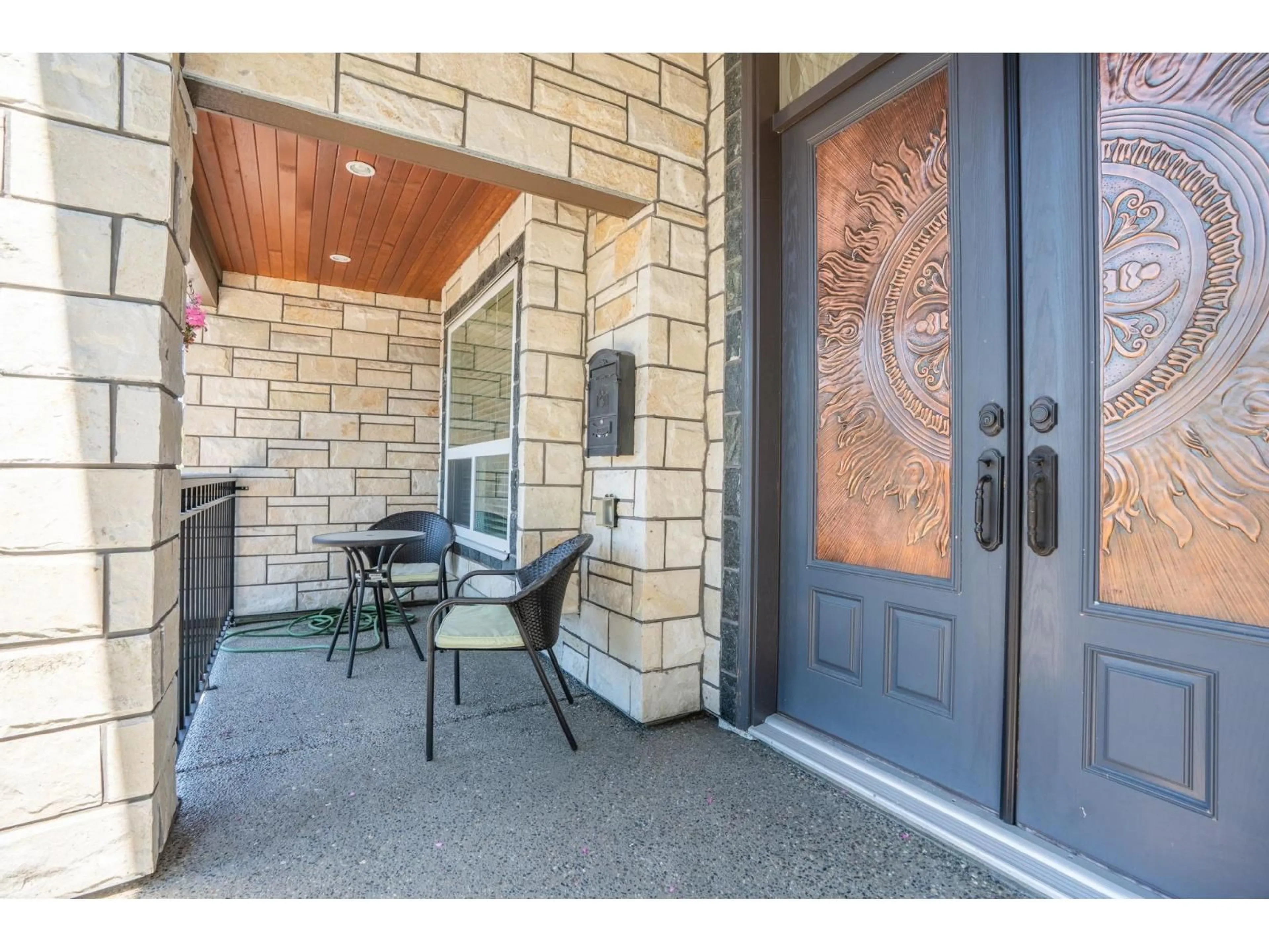 Indoor entryway for 9944 128 STREET, Surrey British Columbia V3T2Y8