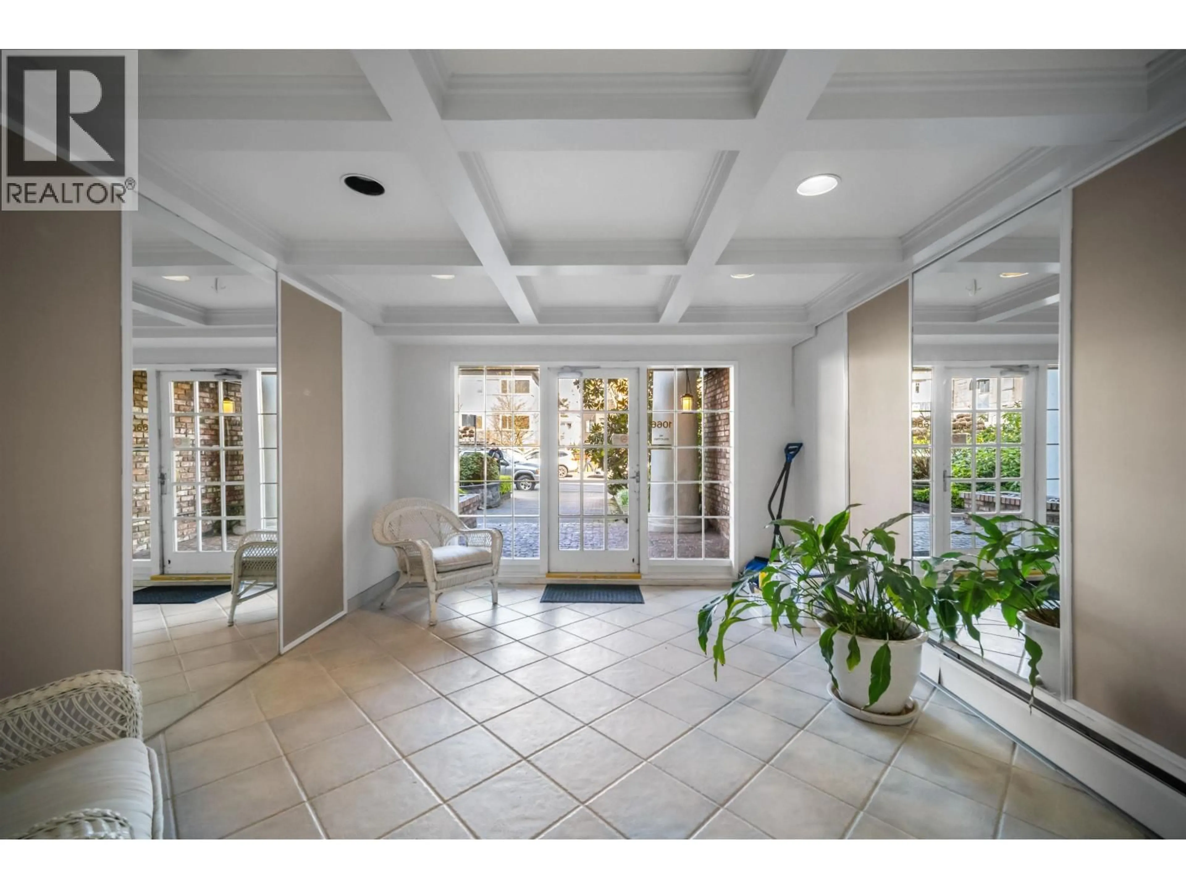 Indoor foyer for 202 - 1066 13TH AVENUE, Vancouver British Columbia V6H1N2