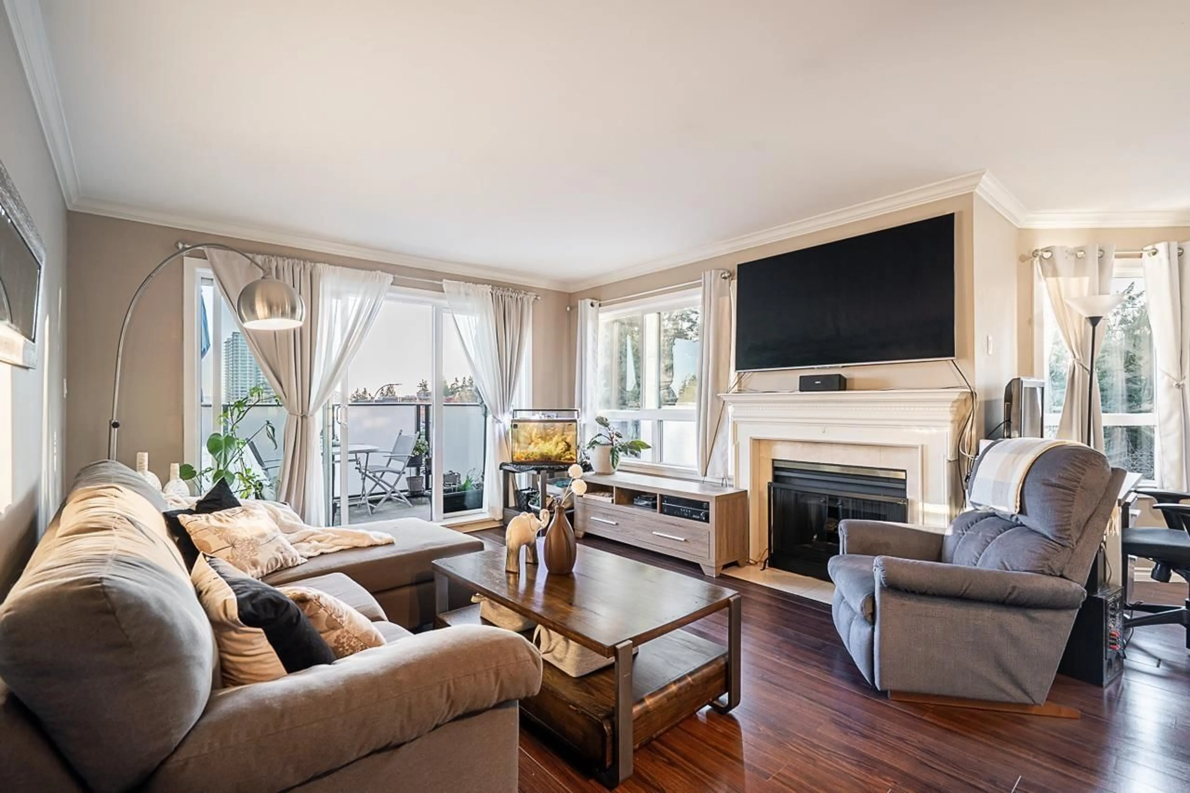 Living room with furniture, wood/laminate floor for 313 - 1830 SOUTHMERE CRESCENT EAST, Surrey British Columbia V4A9C2