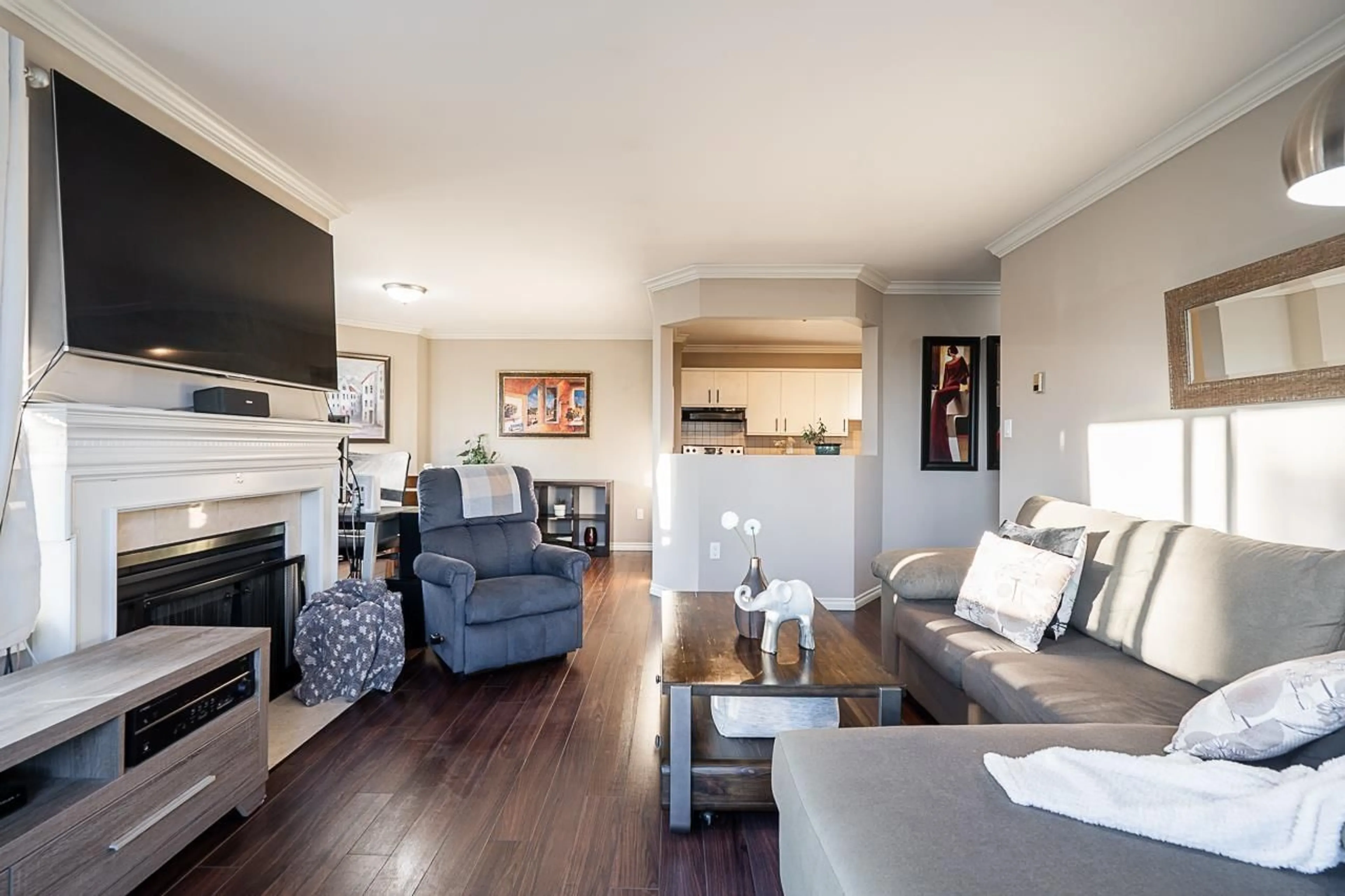 Living room with furniture, wood/laminate floor for 313 - 1830 SOUTHMERE CRESCENT EAST, Surrey British Columbia V4A9C2