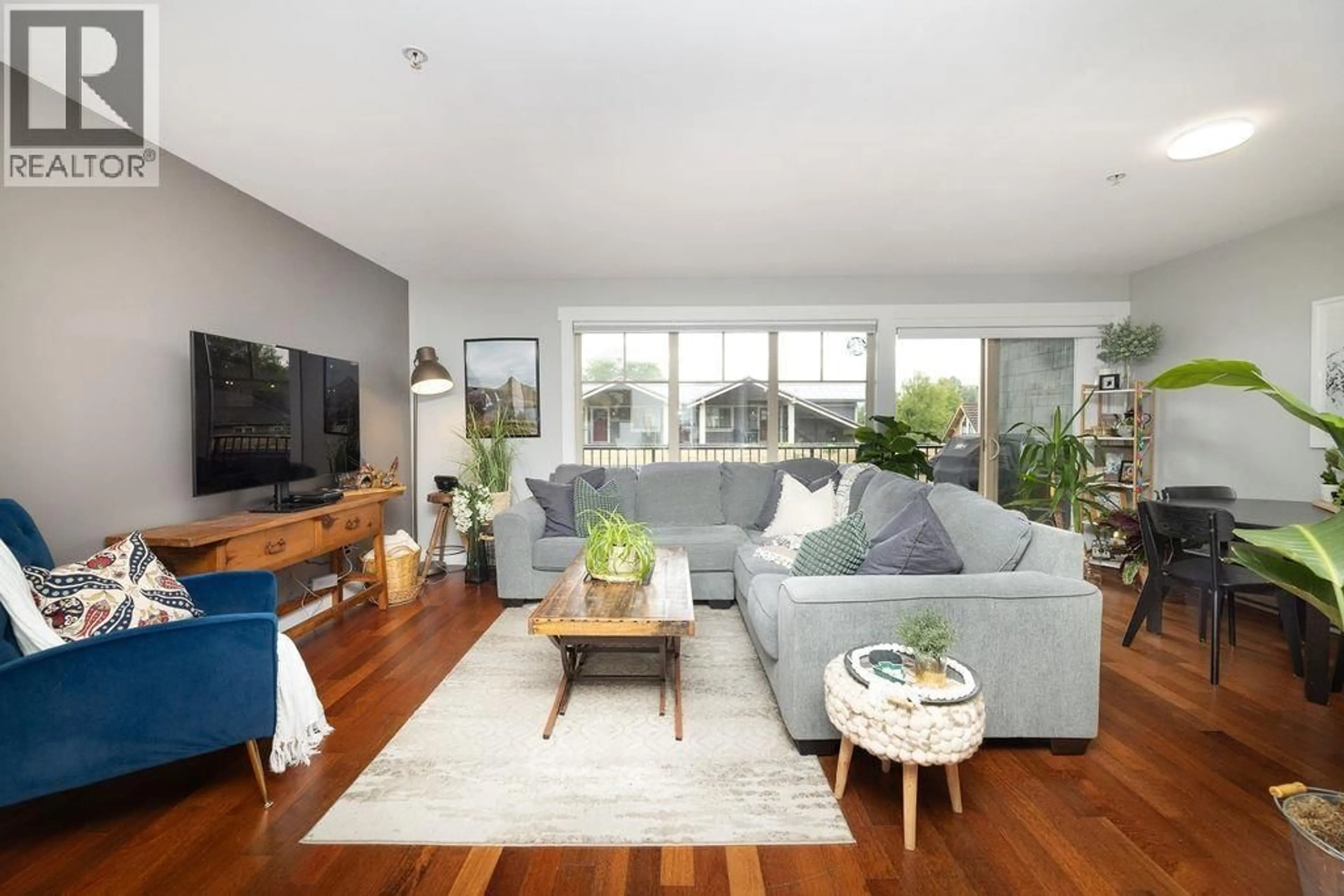 Living room with furniture, wood/laminate floor for 105 - 414 GOWER POINT ROAD, Gibsons British Columbia V0N1V5