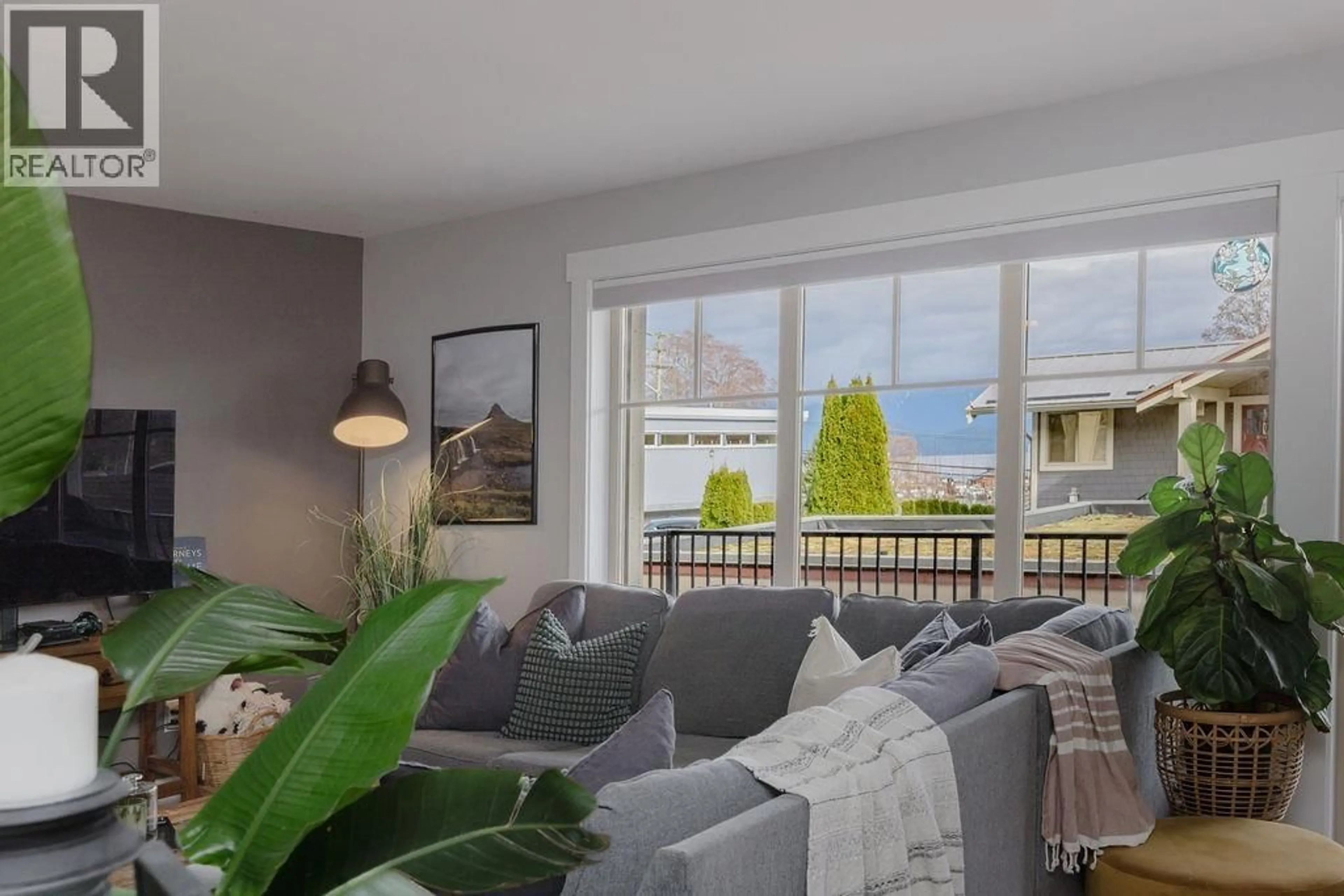 Living room with furniture, unknown for 105 - 414 GOWER POINT ROAD, Gibsons British Columbia V0N1V5