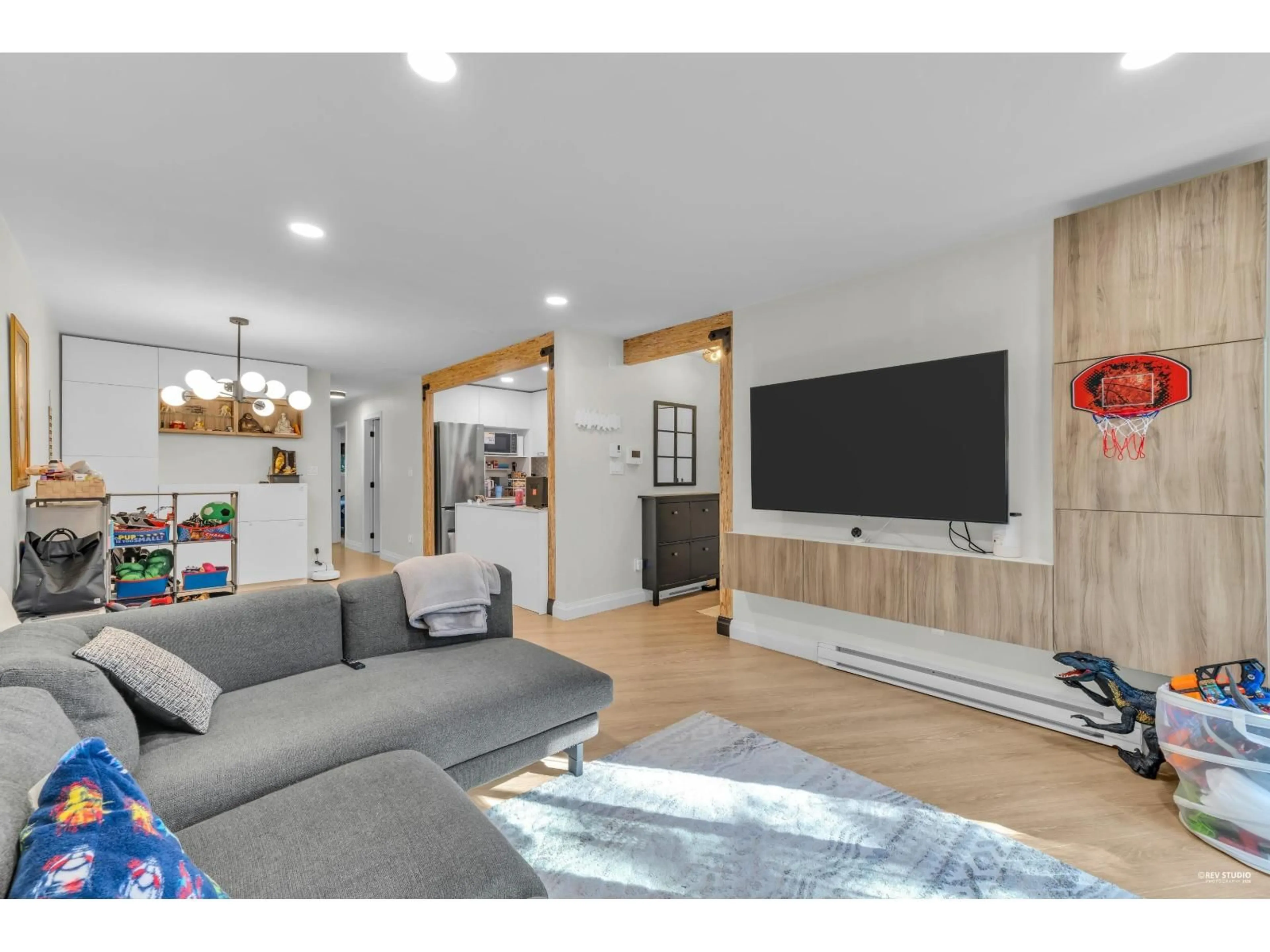 Living room with furniture, wood/laminate floor for 14826 - Holly PARK LANE, Surrey British Columbia V3R6Y2