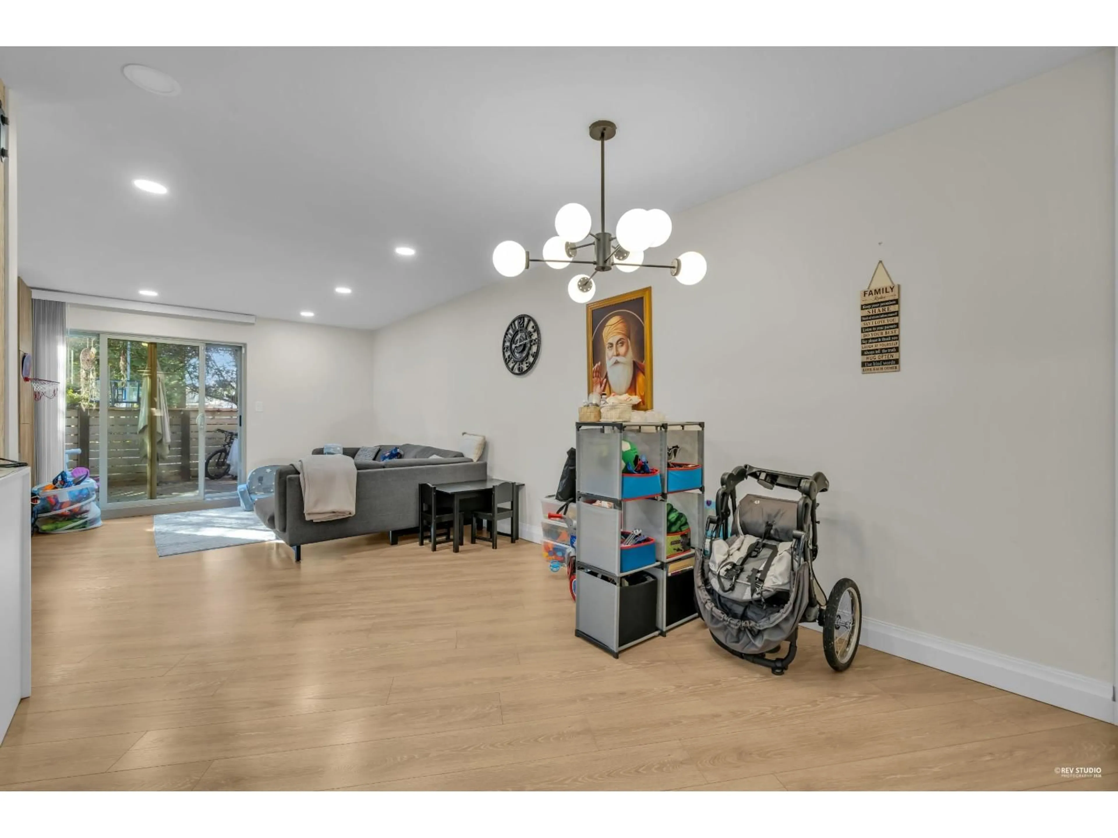 Indoor foyer for 14826 - Holly PARK LANE, Surrey British Columbia V3R6Y2