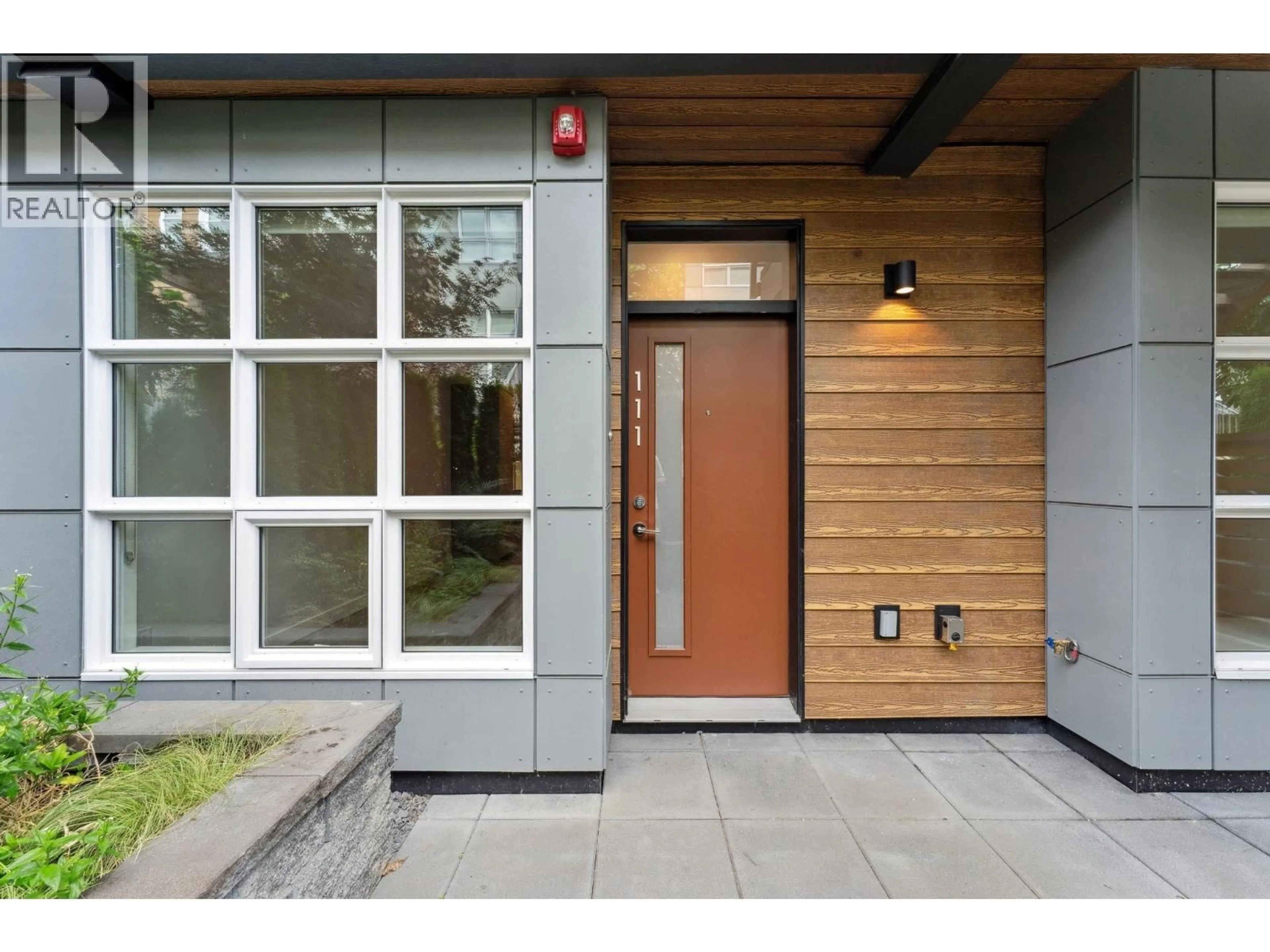Indoor entryway for 119 - 2060 CURLING ROAD, North Vancouver British Columbia V7P0E1