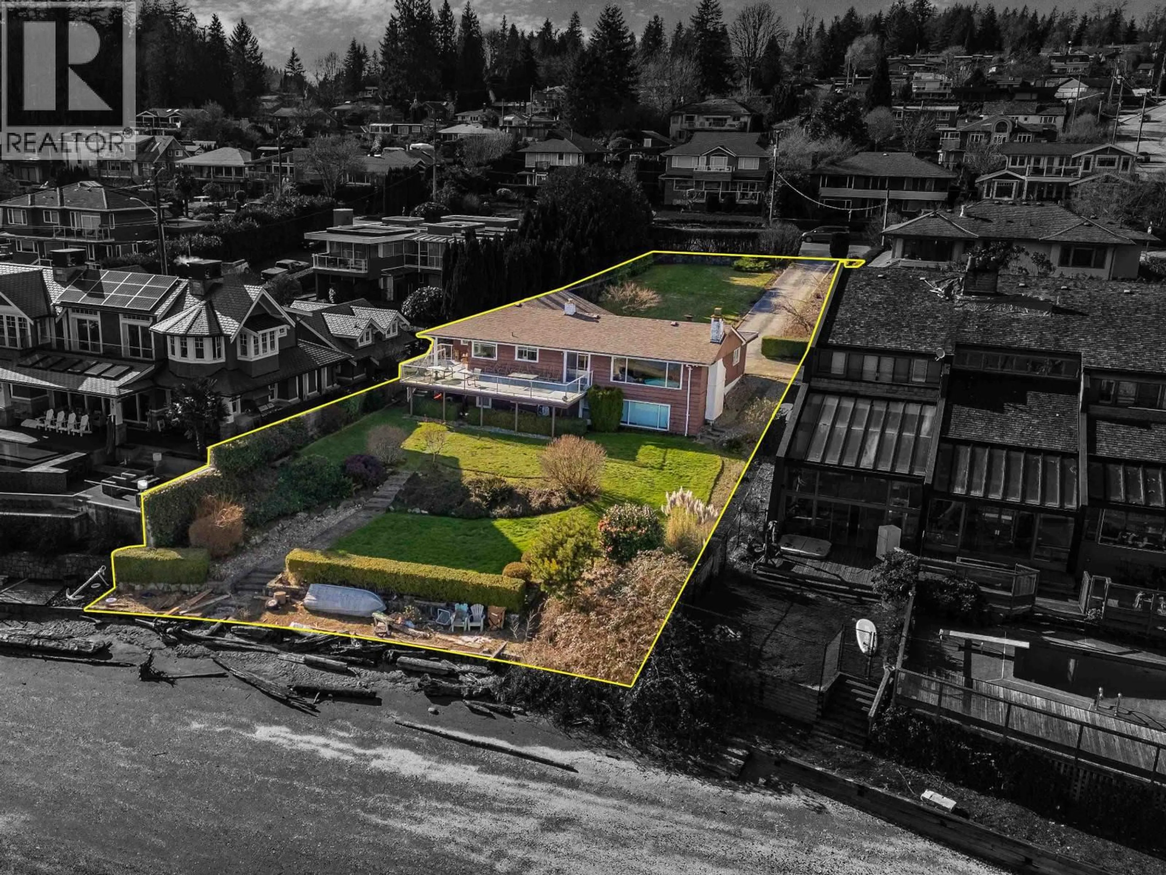 A pic from outside/outdoor area/front of a property/back of a property/a pic from drone, building for 450 BEACHVIEW DRIVE, North Vancouver British Columbia V7G1P7
