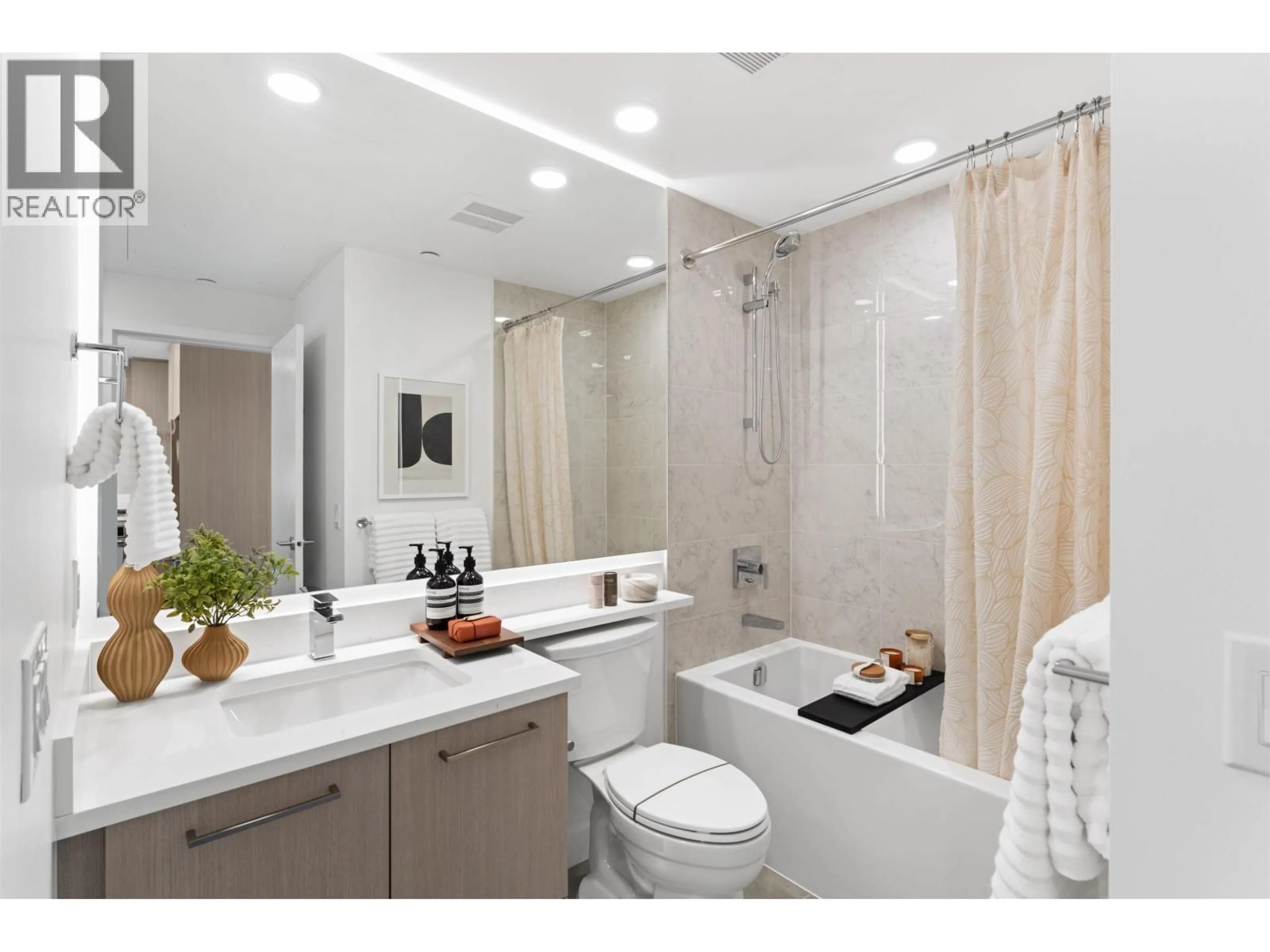 Standard bathroom, ceramic/tile floor for 3305 - 518 CLARKE ROAD, Coquitlam British Columbia V3J3X2