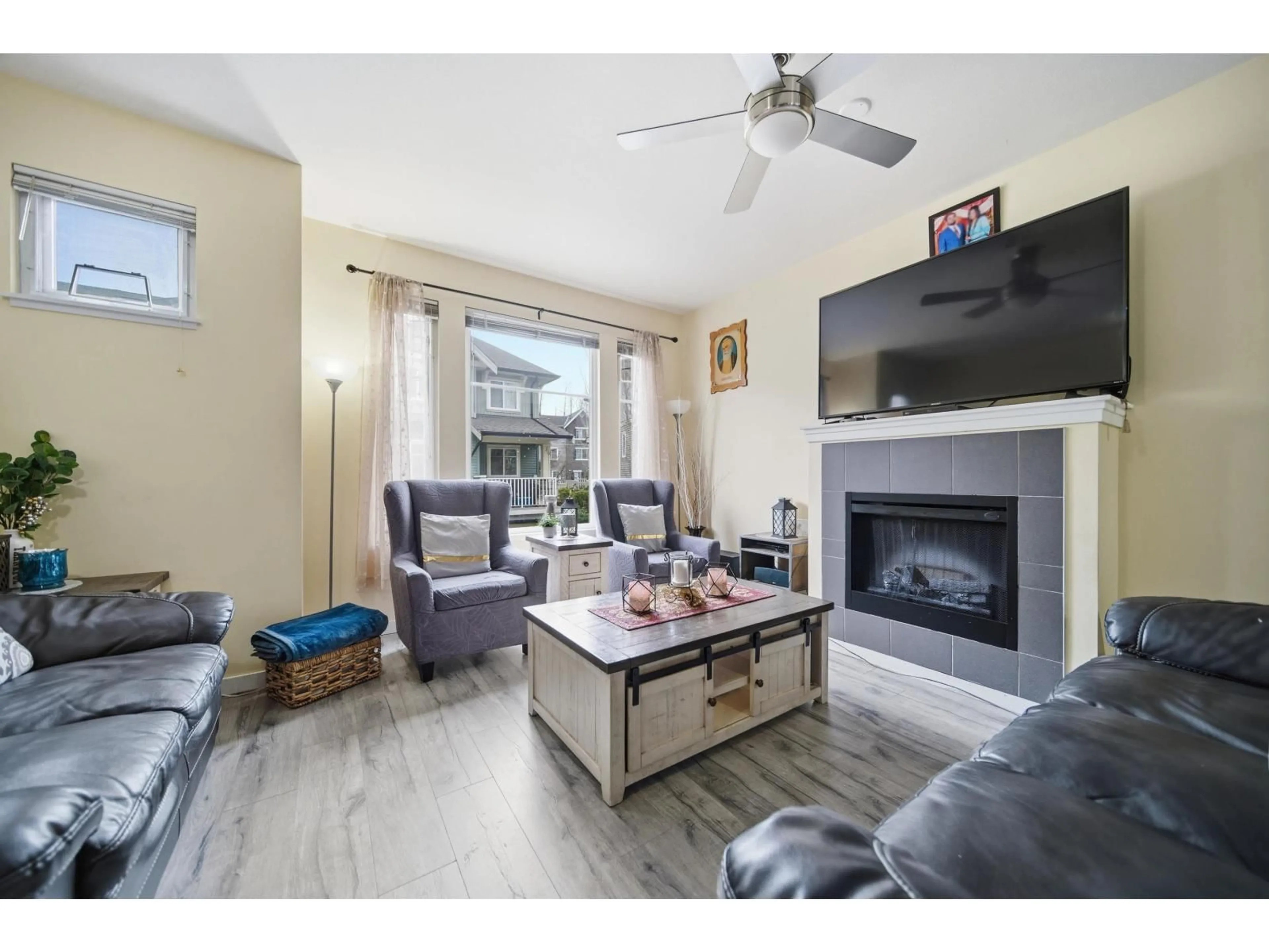 Living room with furniture, wood/laminate floor for 38 - 6575 192 STREET, Surrey British Columbia V4N5T8