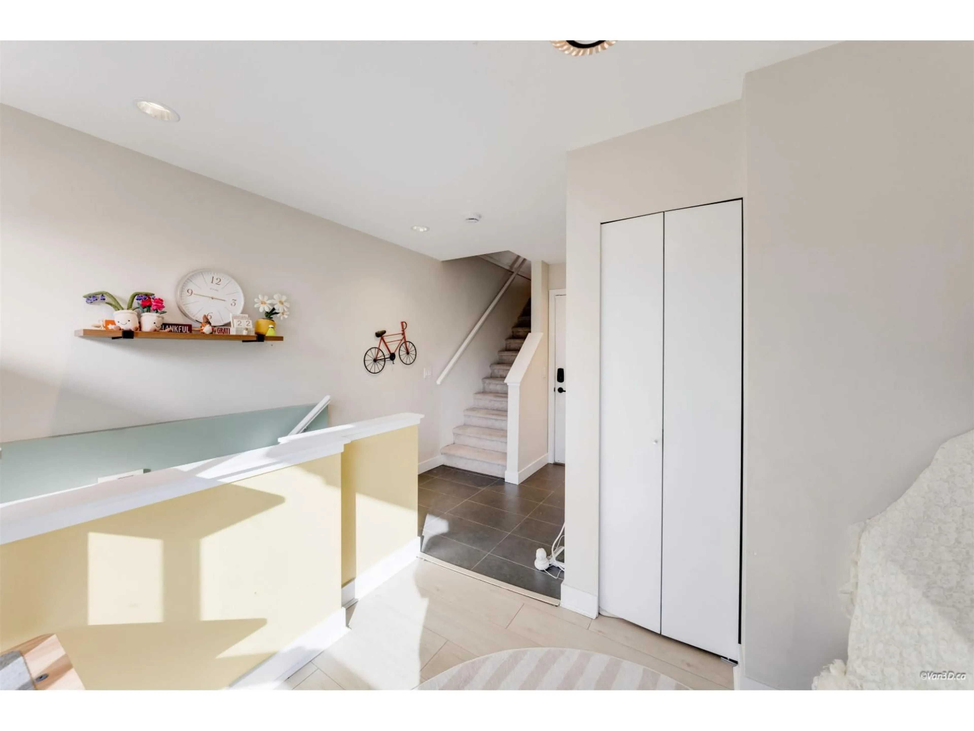 Indoor entryway for 170 - 2228 162 STREET, Surrey British Columbia V3Z6P4