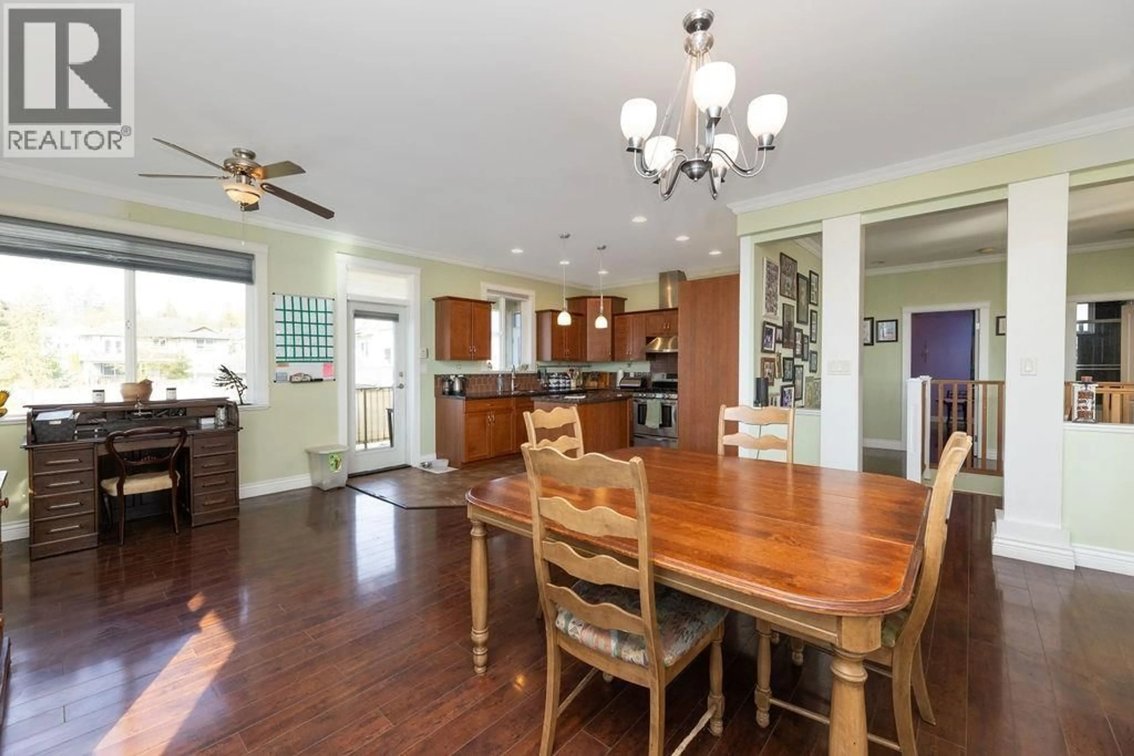 Open concept kitchen, wood/laminate floor for 787 NORTH ROAD, Gibsons British Columbia V0N1V9