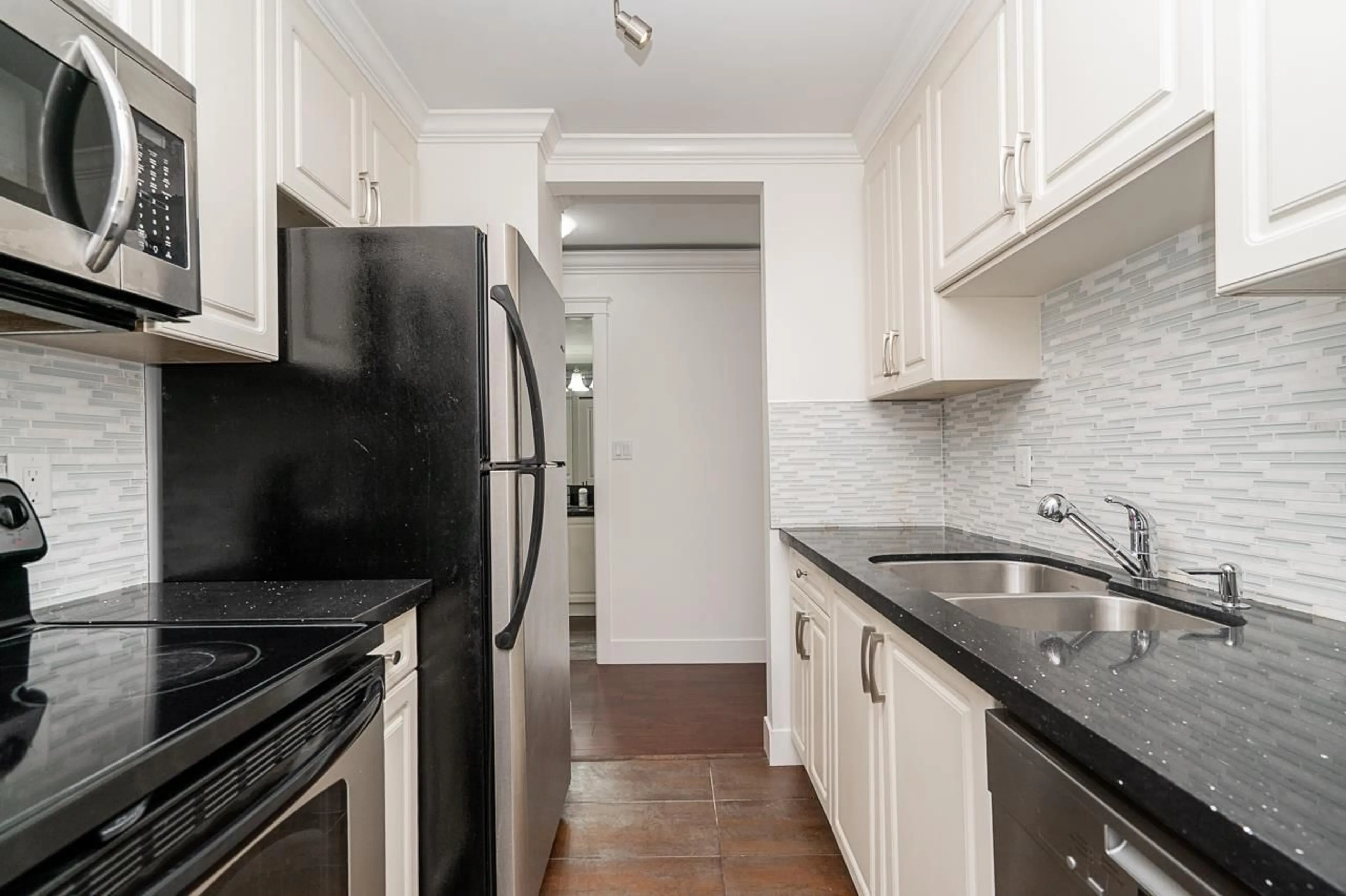 Standard kitchen, unknown for 8 - 1850 E SOUTHMERE CRESCENT, Surrey British Columbia V4A6Y6