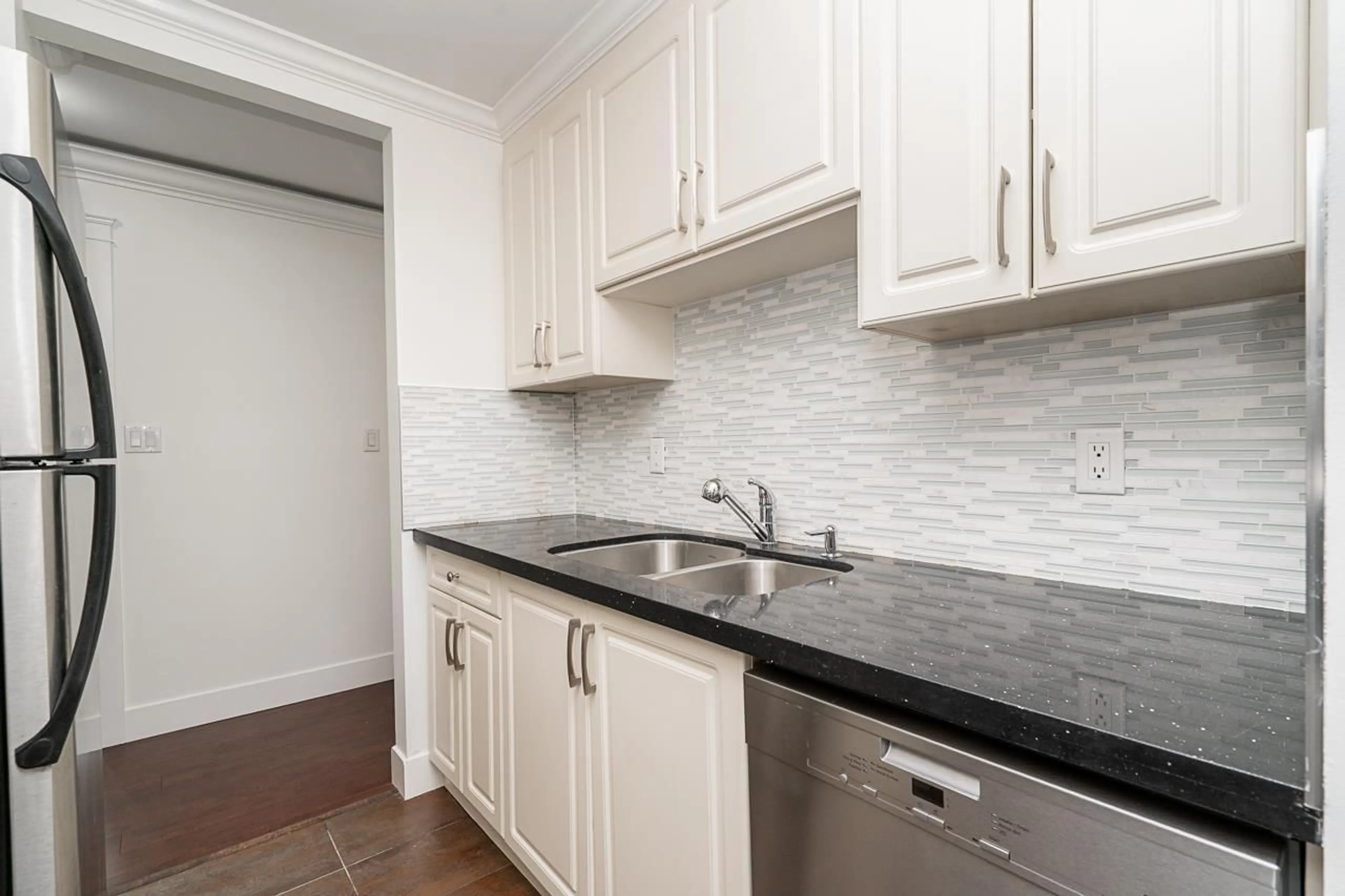 Standard kitchen, unknown for 8 - 1850 E SOUTHMERE CRESCENT, Surrey British Columbia V4A6Y6