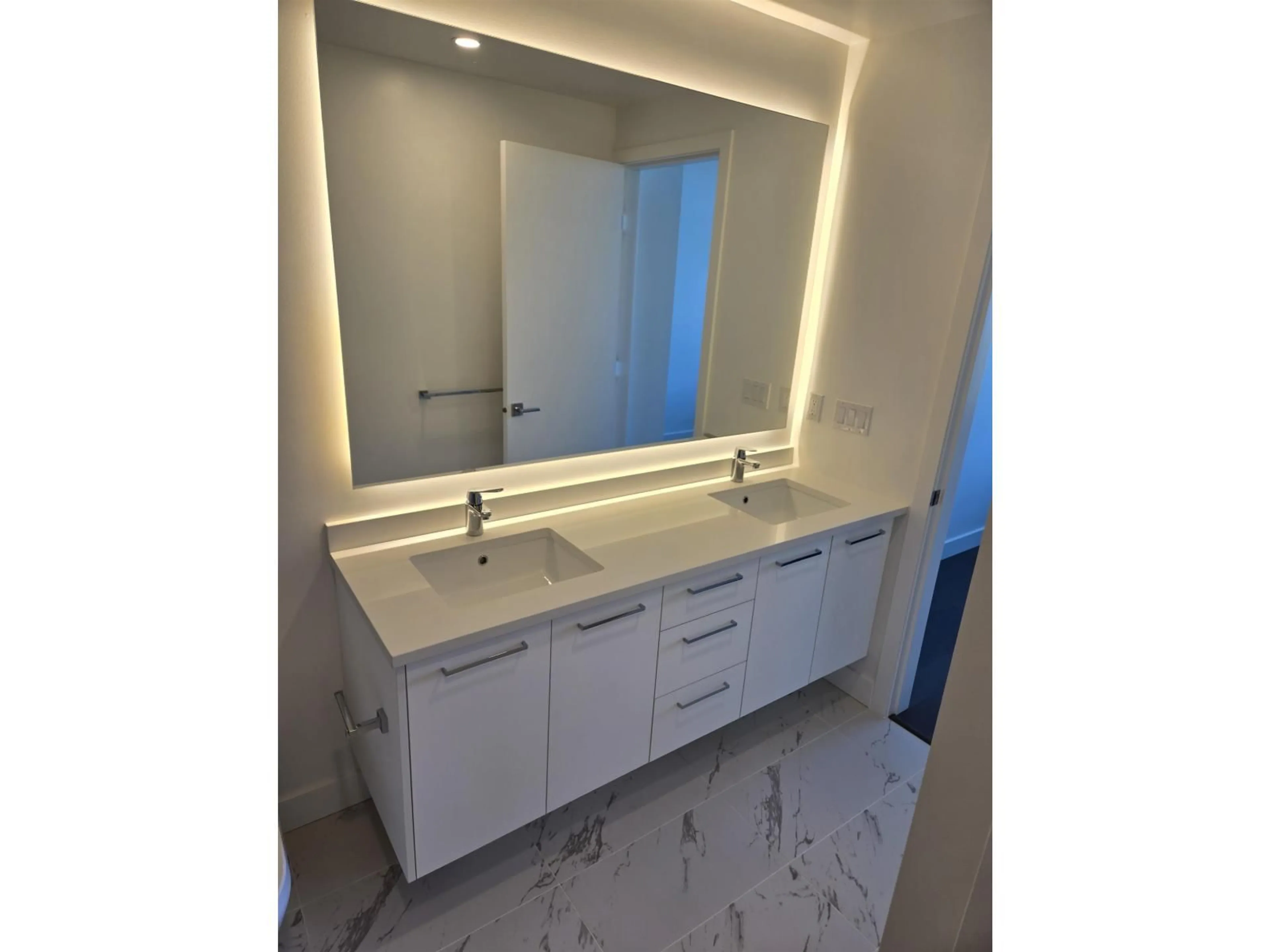 Contemporary bathroom, ceramic/tile floor for 2001 - 1588 JOHNSTON ROAD, White Rock British Columbia V4B3Z7