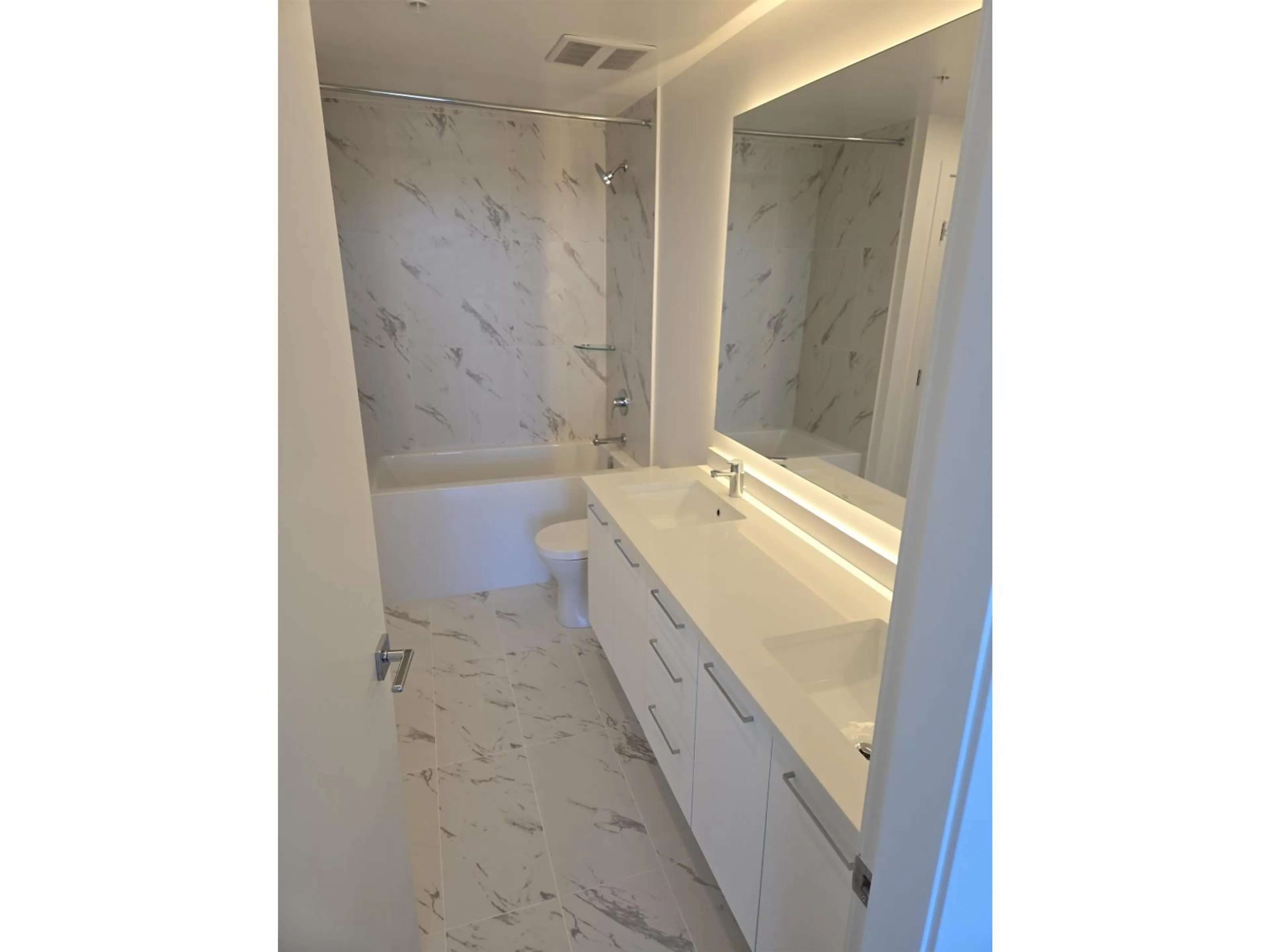 Contemporary bathroom, ceramic/tile floor for 2001 - 1588 JOHNSTON ROAD, White Rock British Columbia V4B3Z7
