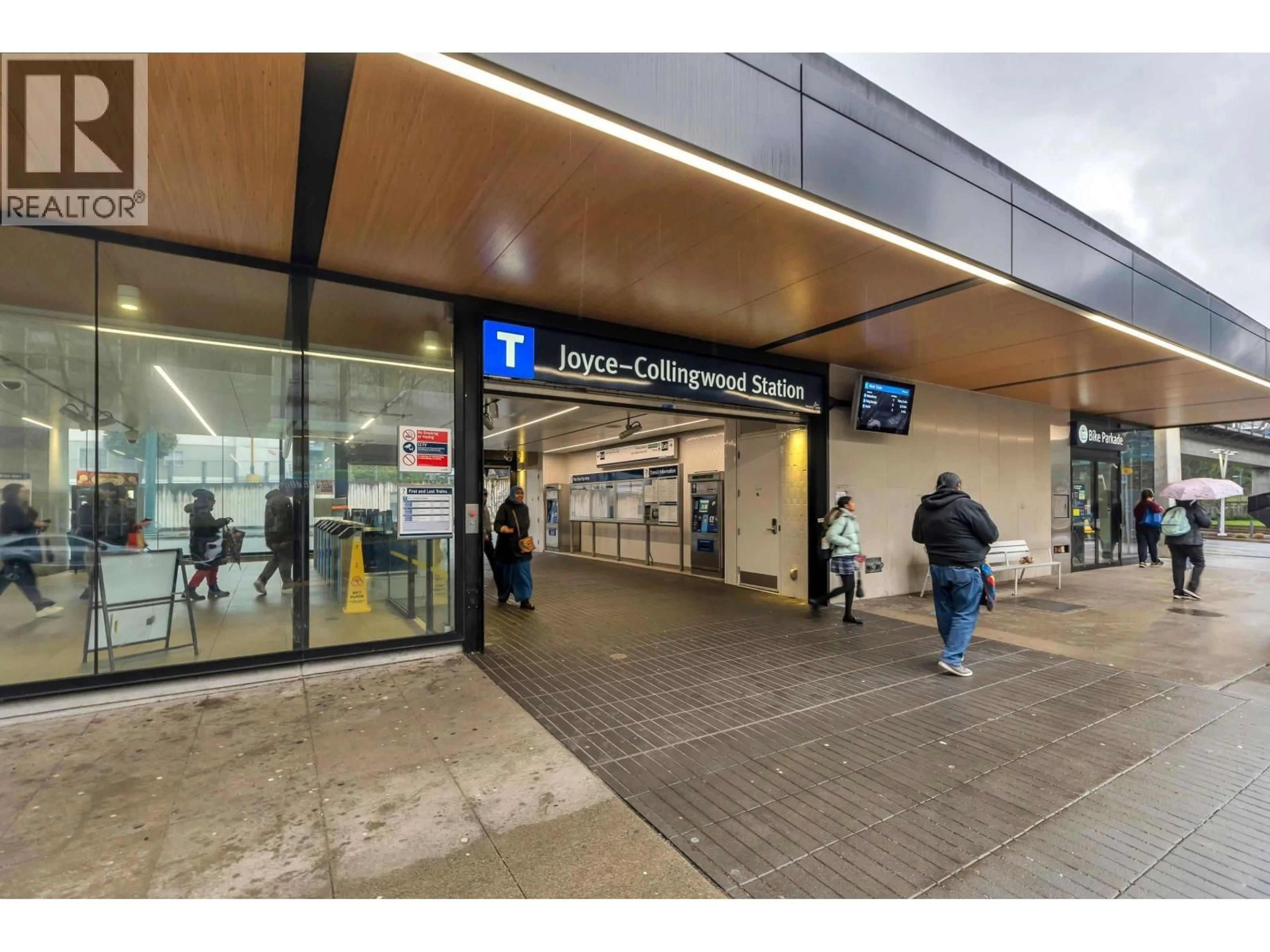 Indoor foyer for 205 - 3438 VANNESS AVENUE, Vancouver British Columbia V5R6E7